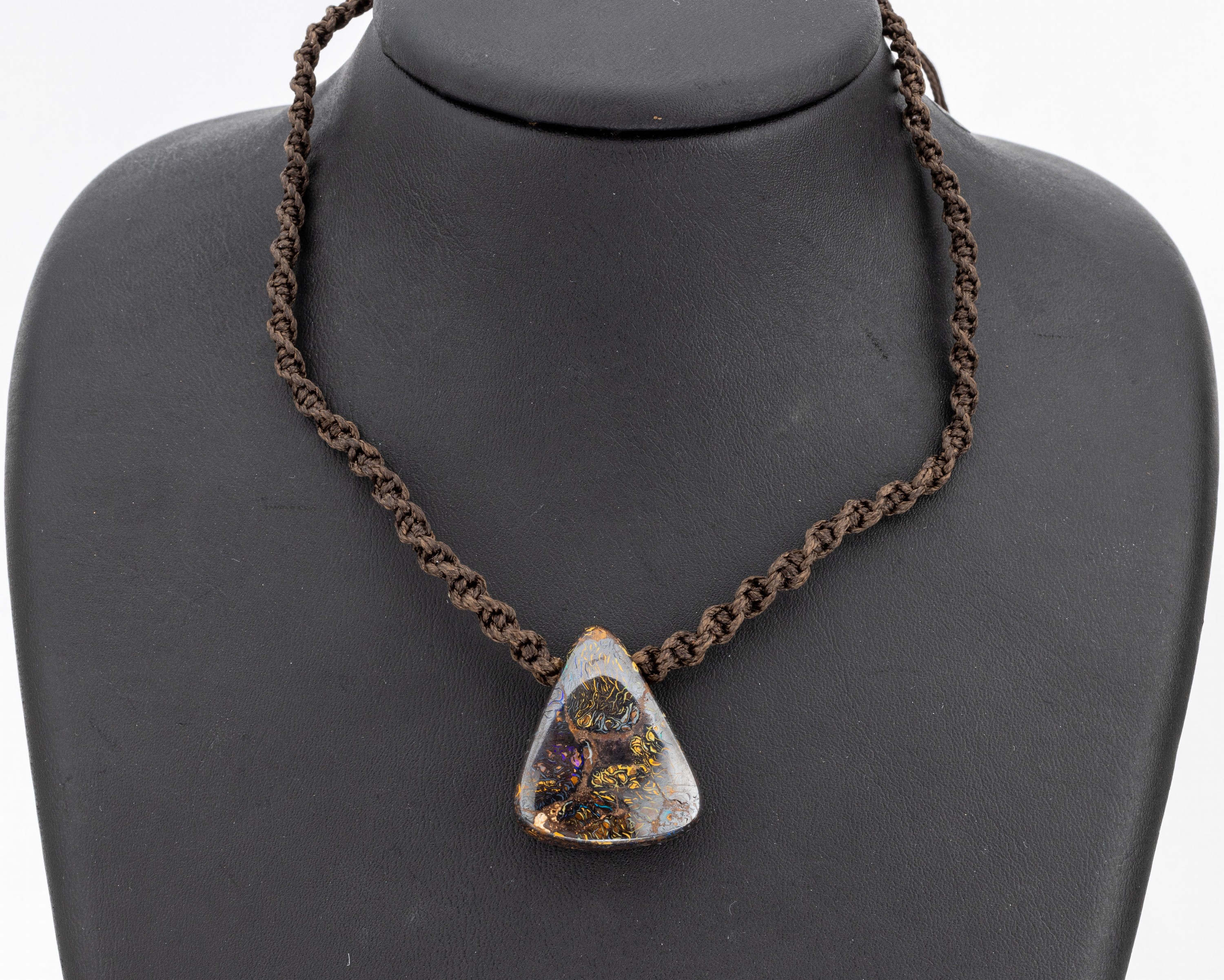 Opal-Collier, Boulderopal 31,5 x 26,3 x 9,6mm, Collier aus dunkelbraunen geflochtenem Polyesterfäden, Länge stufenlos verstellbar, L. 35 - 56 cm