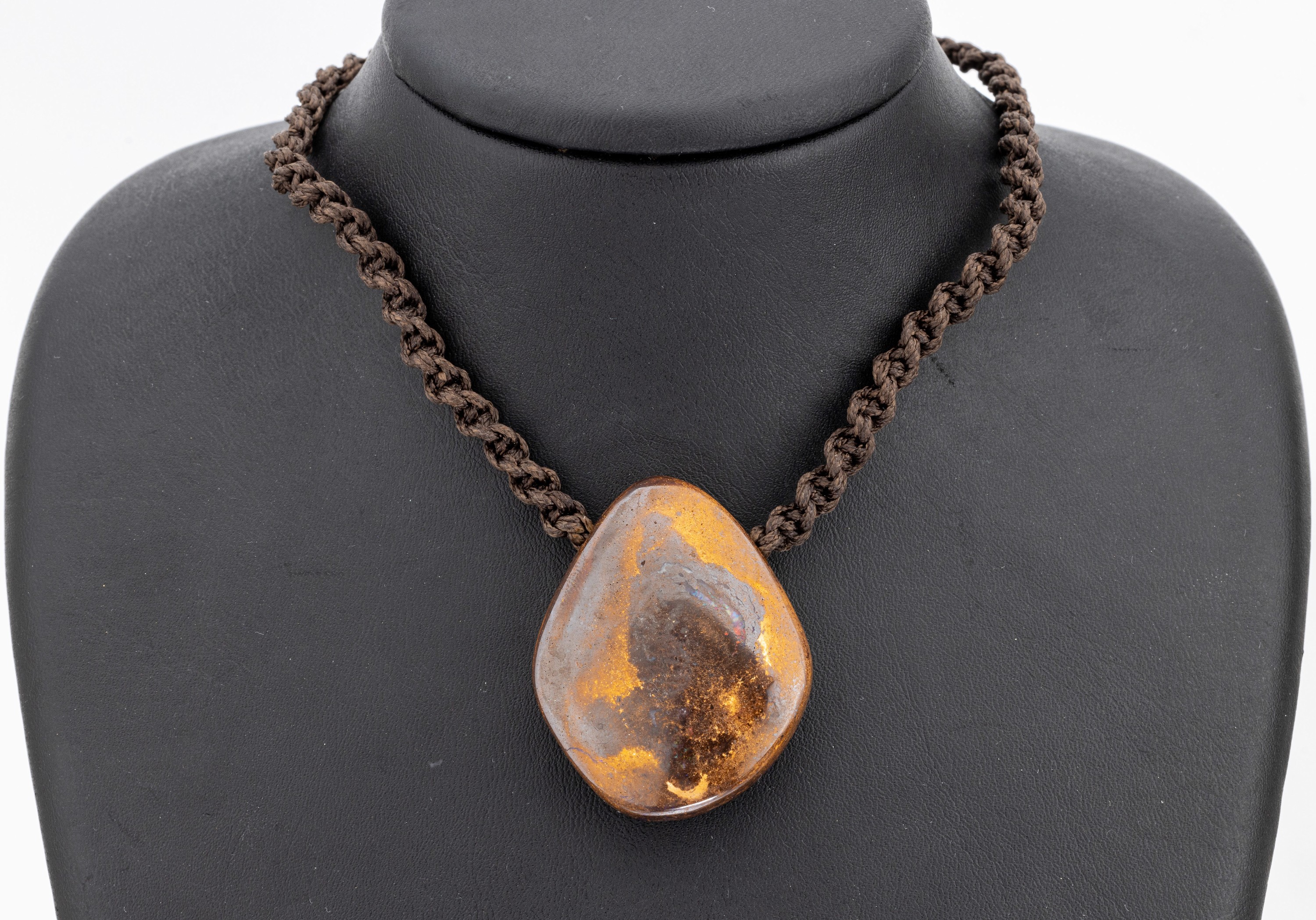 Opal-Collier, Boulderopal ca. 44,9 x 35,9 x1,4 mm, Collier aus dunkelbraunem, geflochtenen Polyesterfäden, Länge stufenlos verstellbar, L ca. 36 - ...