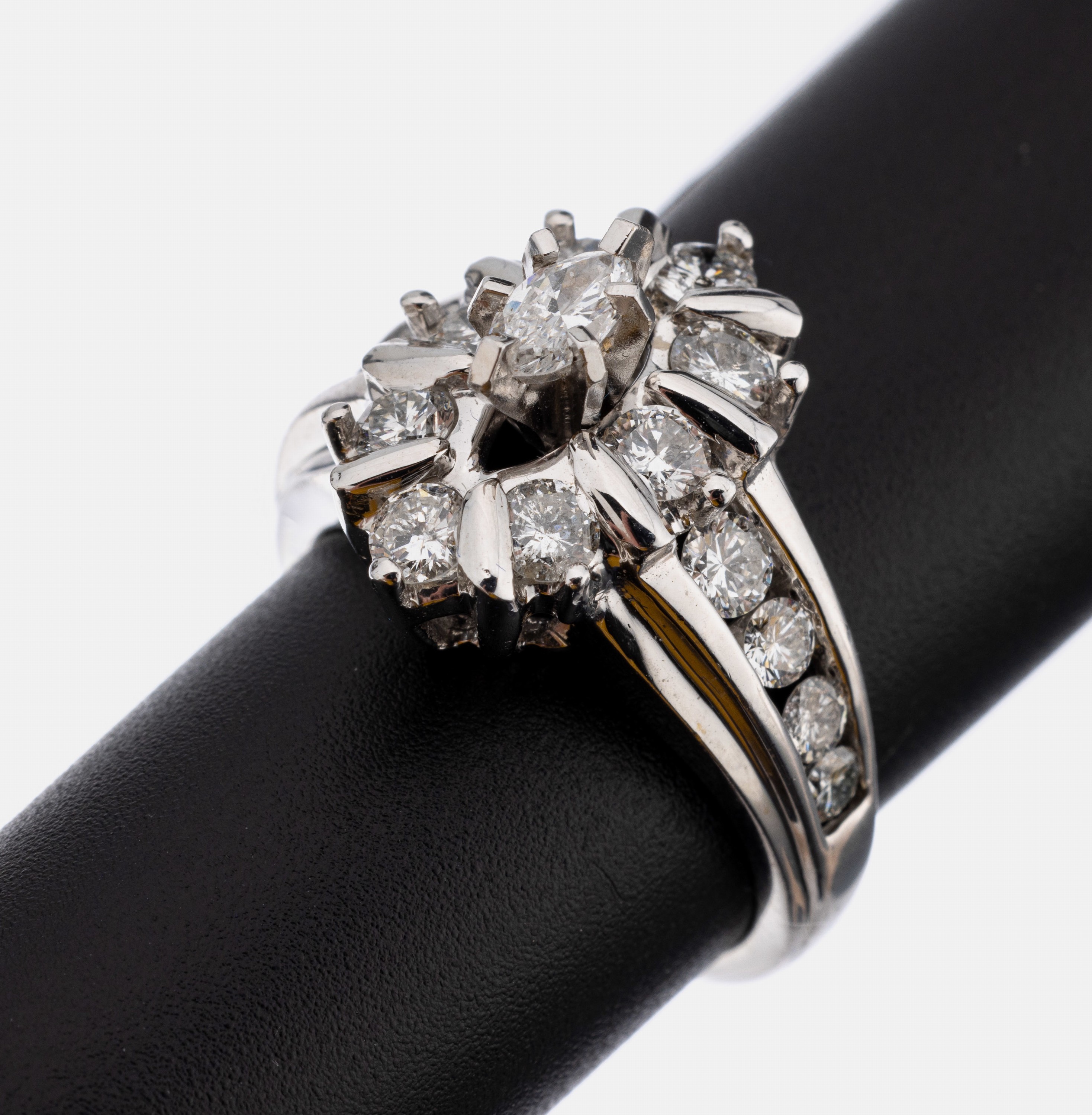 14 kt Gold Diamant-Ring, WG 585/000, mittigerhaben gefasste Diamant-Navette ca. 0.25 ct Weiß/si, 16 Brillanten zus. ca. 1.50 ct Weiß/p, RW 54, ca. ...
