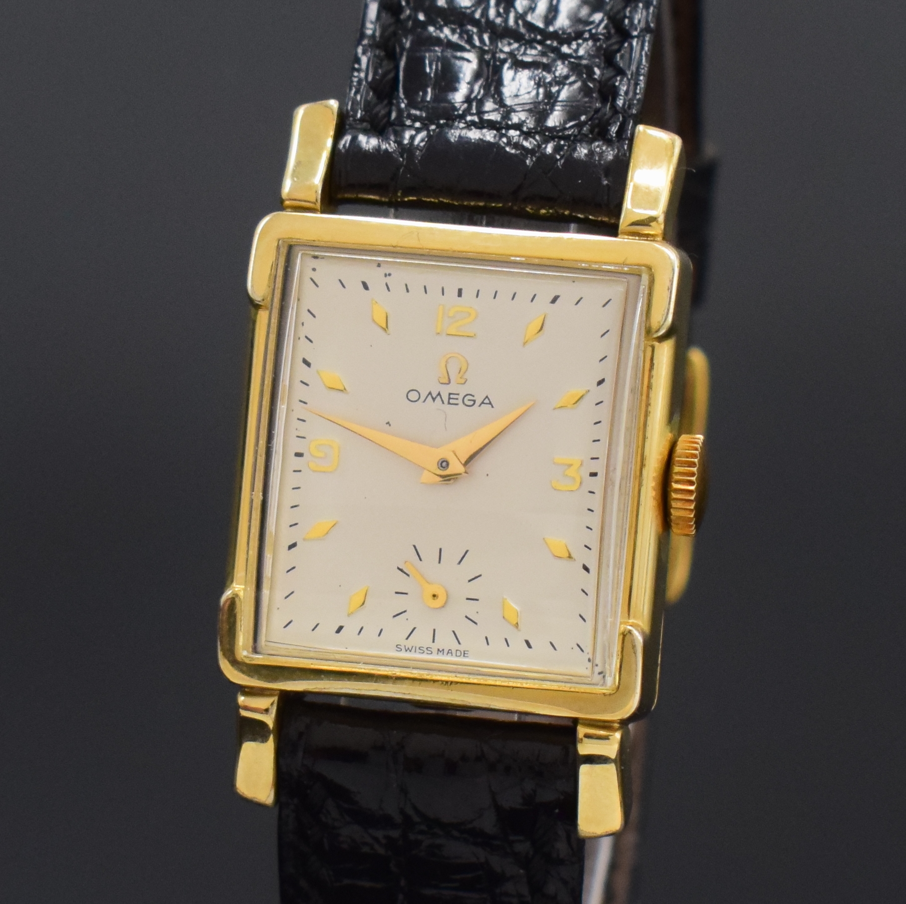 Detail a: OMEGA rechteckige Armbanduhr in 14k Gold- Filled, Schweiz / USA um 1951, Handaufzug, 2-tlg. Geh., Boden aufgedr., silb. Zifferbl. rest., gold. ...