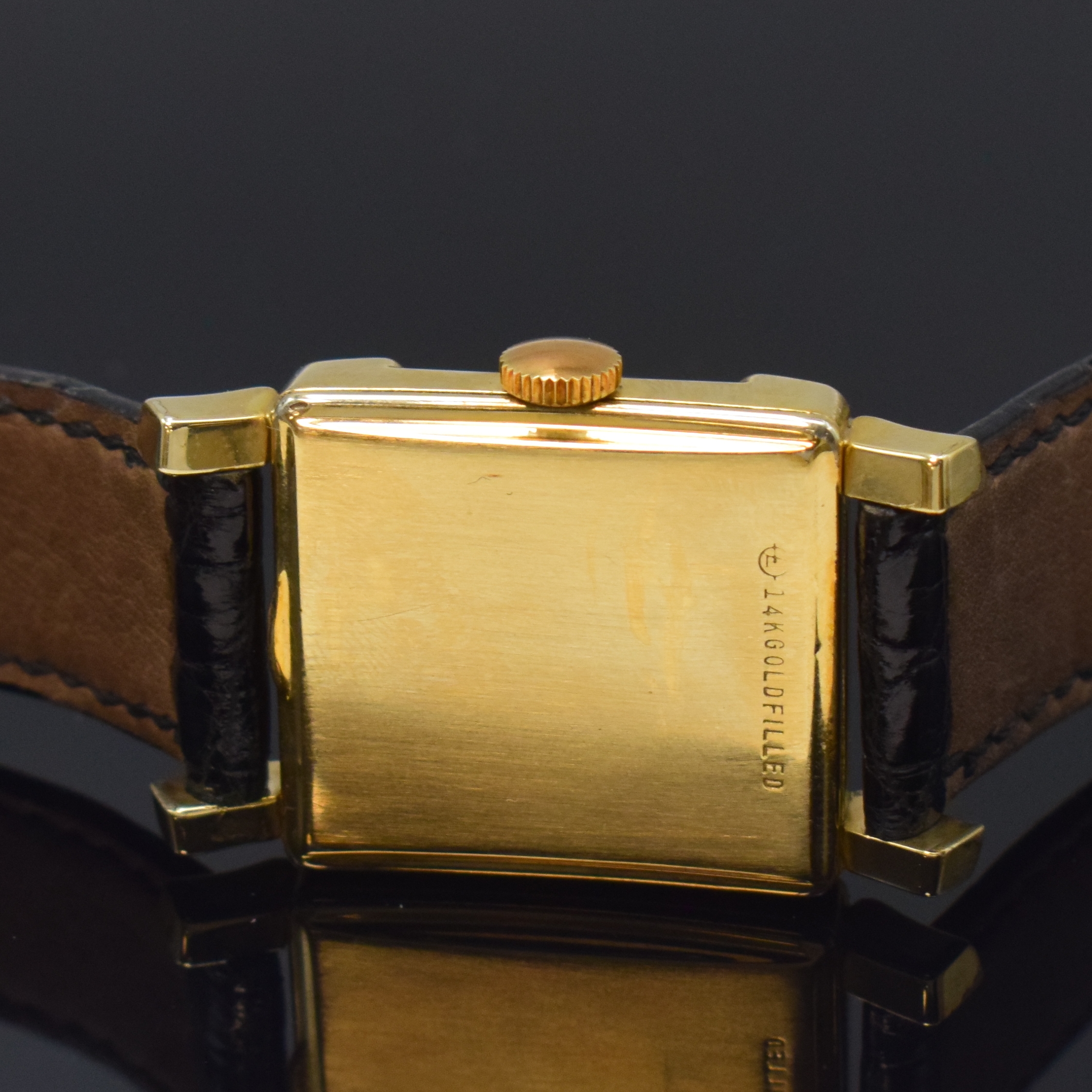 Detail d: OMEGA rechteckige Armbanduhr in 14k Gold- Filled, Schweiz / USA um 1951, Handaufzug, 2-tlg. Geh., Boden aufgedr., silb. Zifferbl. rest., gold. ...