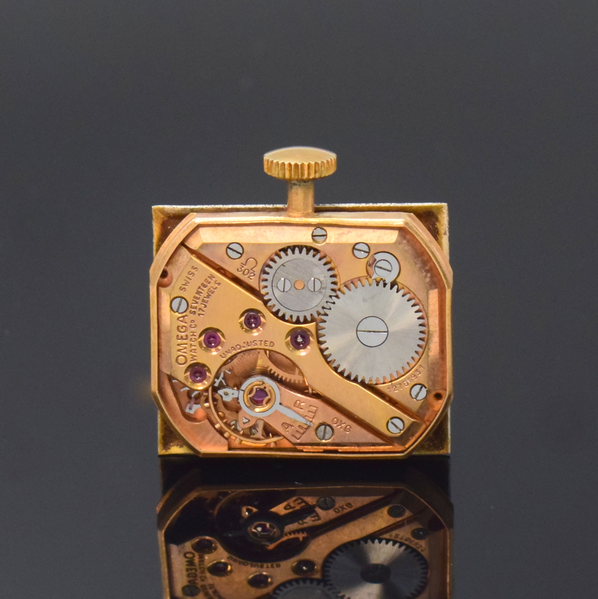 Detail e: OMEGA rechteckige Armbanduhr in 14k Gold- Filled, Schweiz / USA um 1951, Handaufzug, 2-tlg. Geh., Boden aufgedr., silb. Zifferbl. rest., gold. ...