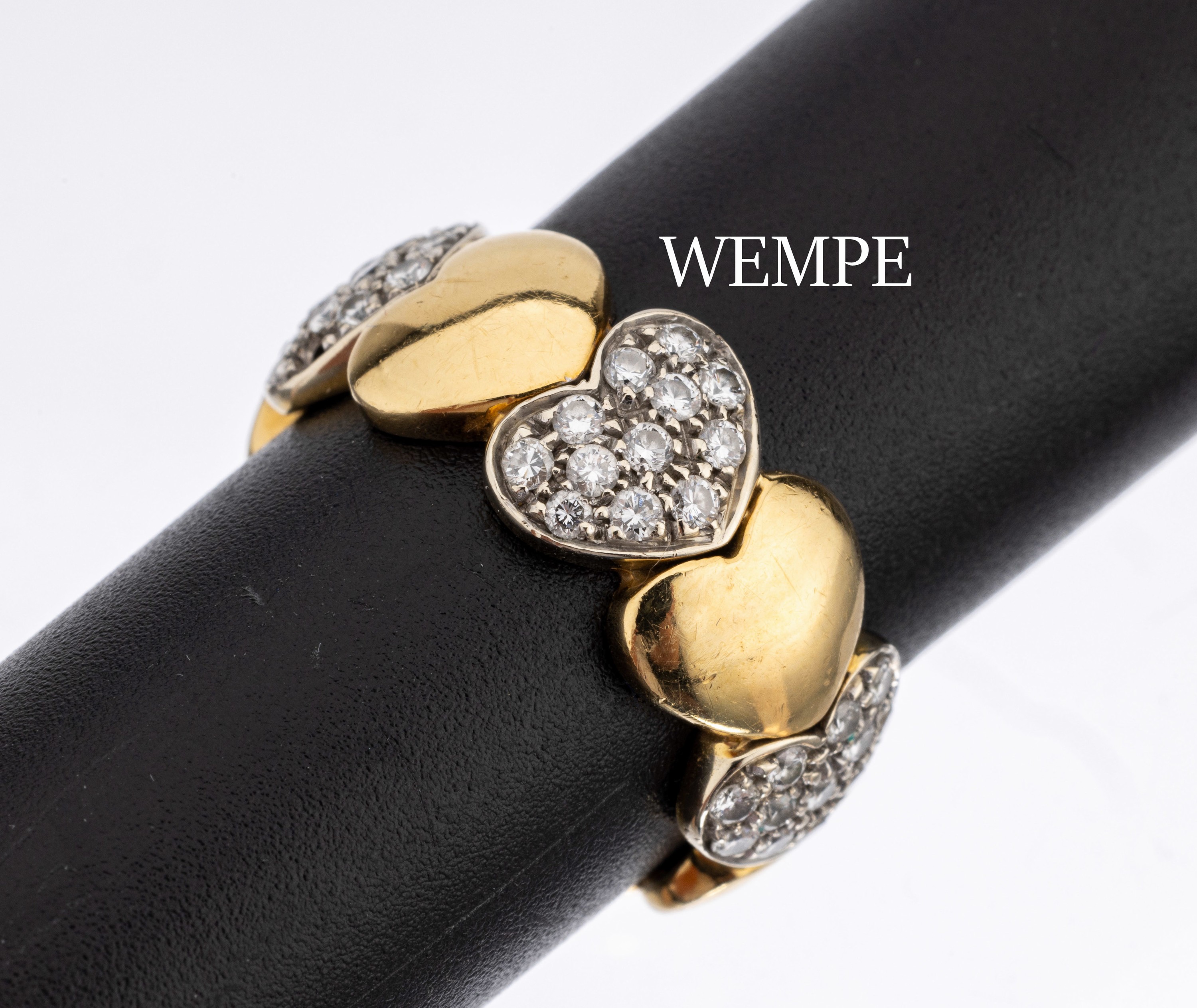 18 kt Gold WEMPE Brillant-Ring, GG/WG 750/000, herzförmige Glieder, WG mit 35 Brillanten zus. ca. 0.40 ct feines Weiss -Weiss/si, 1 Stein fehlt, RW ...