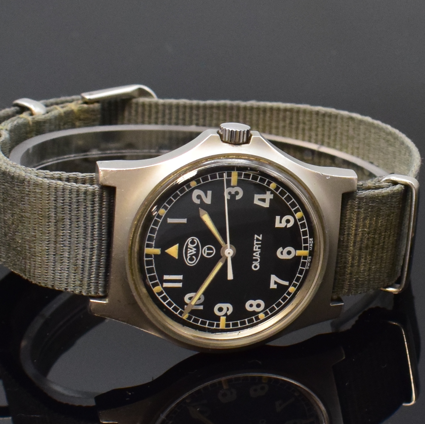 Detail a: HAMILTON / CWC 2 Militär-Armbanduhren, Schweiz / USA ca. 1981/2006, Handaufzug / Quarz, mattierte Geh., feste Anstösse, Böden m. Militärgrav., ...