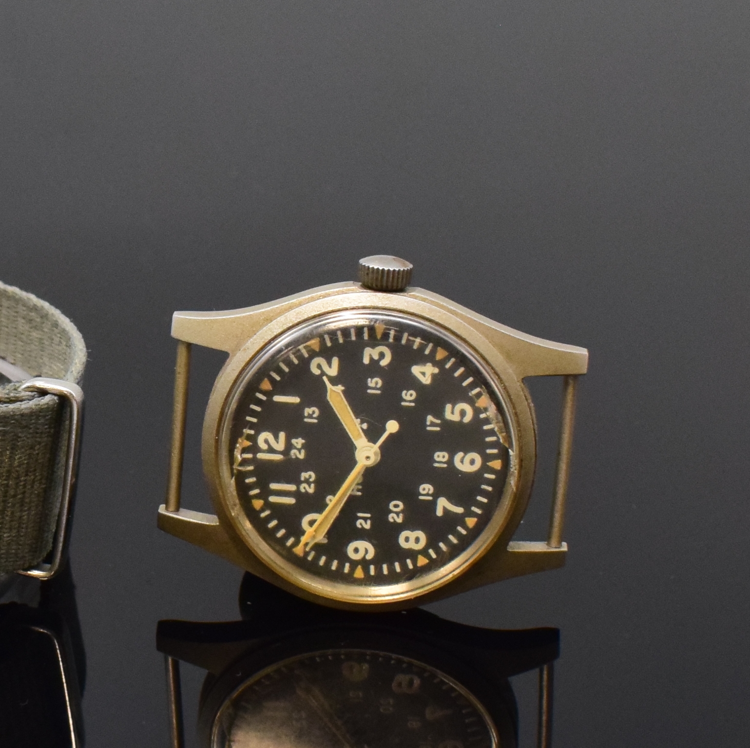Detail b: HAMILTON / CWC 2 Militär-Armbanduhren, Schweiz / USA ca. 1981/2006, Handaufzug / Quarz, mattierte Geh., feste Anstösse, Böden m. Militärgrav., ...