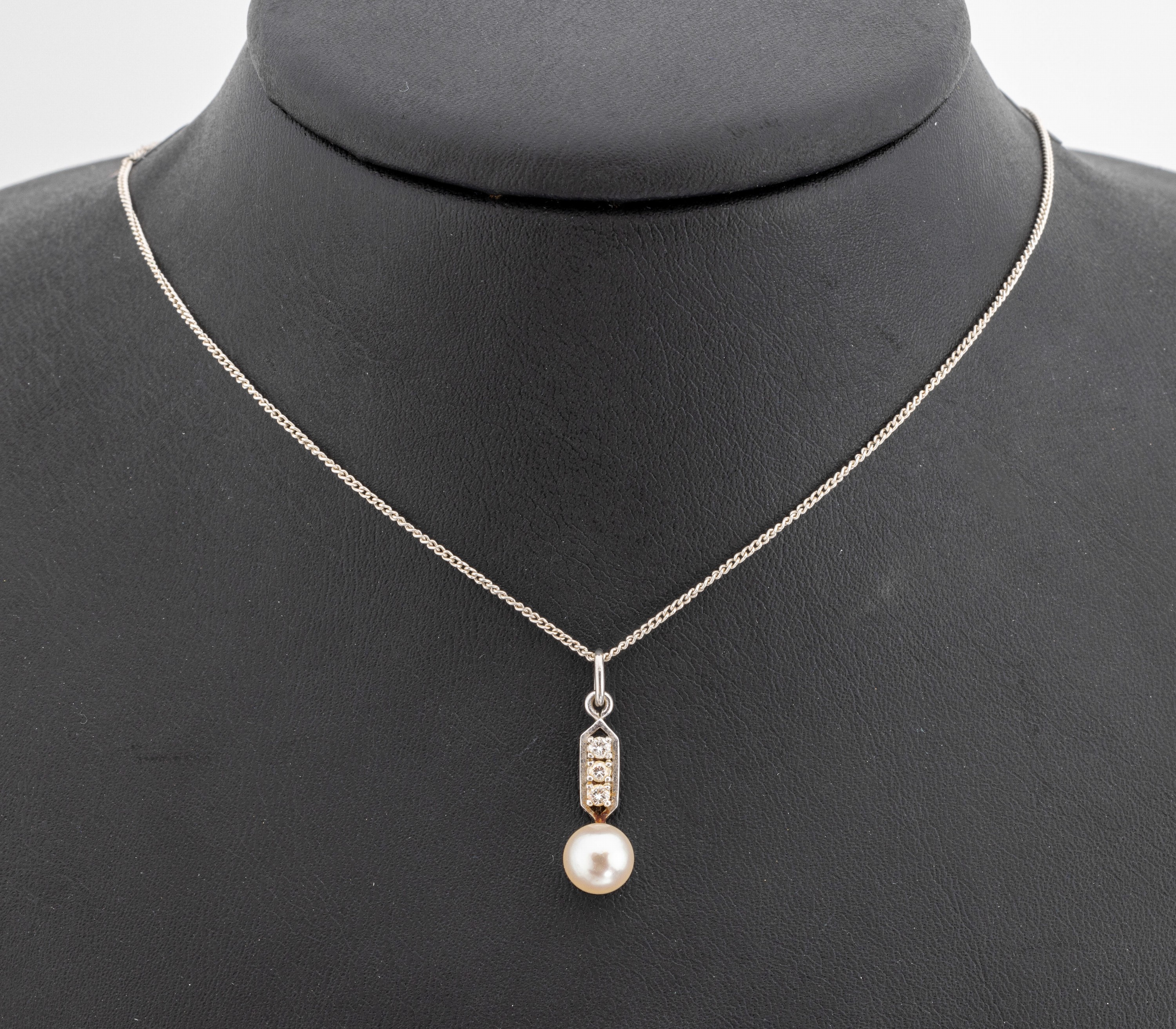 14 kt Gold Brillant-Perl-Anhänger, WG 585/000, 3 Brillanten zus. ca. 0.09 ct Weiß/p, Akoyazuchtperle, D. ca. 6.9 mm, an Kette, 835er Silber, L. ...