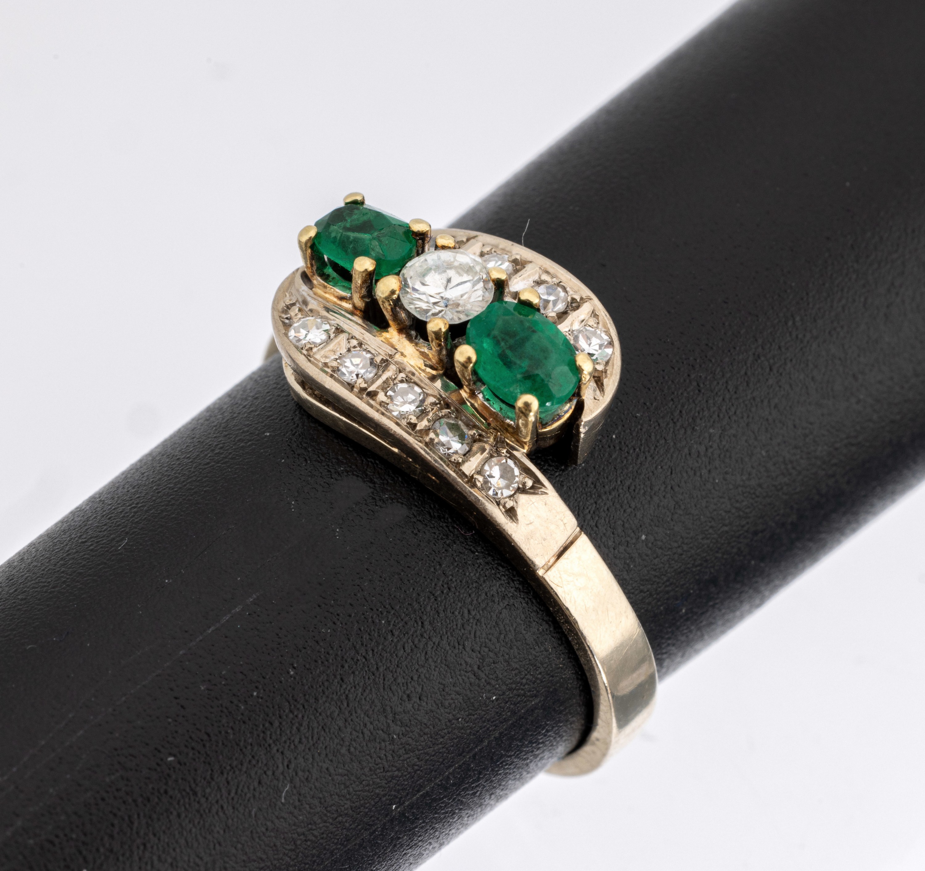 14 kt Gold Diamant-Smaragd-Ring, WG 585/000, 1 Brillant (min. besch.) und 10 8/8 -Diamanten zus. ca. 0.25 ct Weiß/p, 2 ovalfacett. Smaragde zus. ...