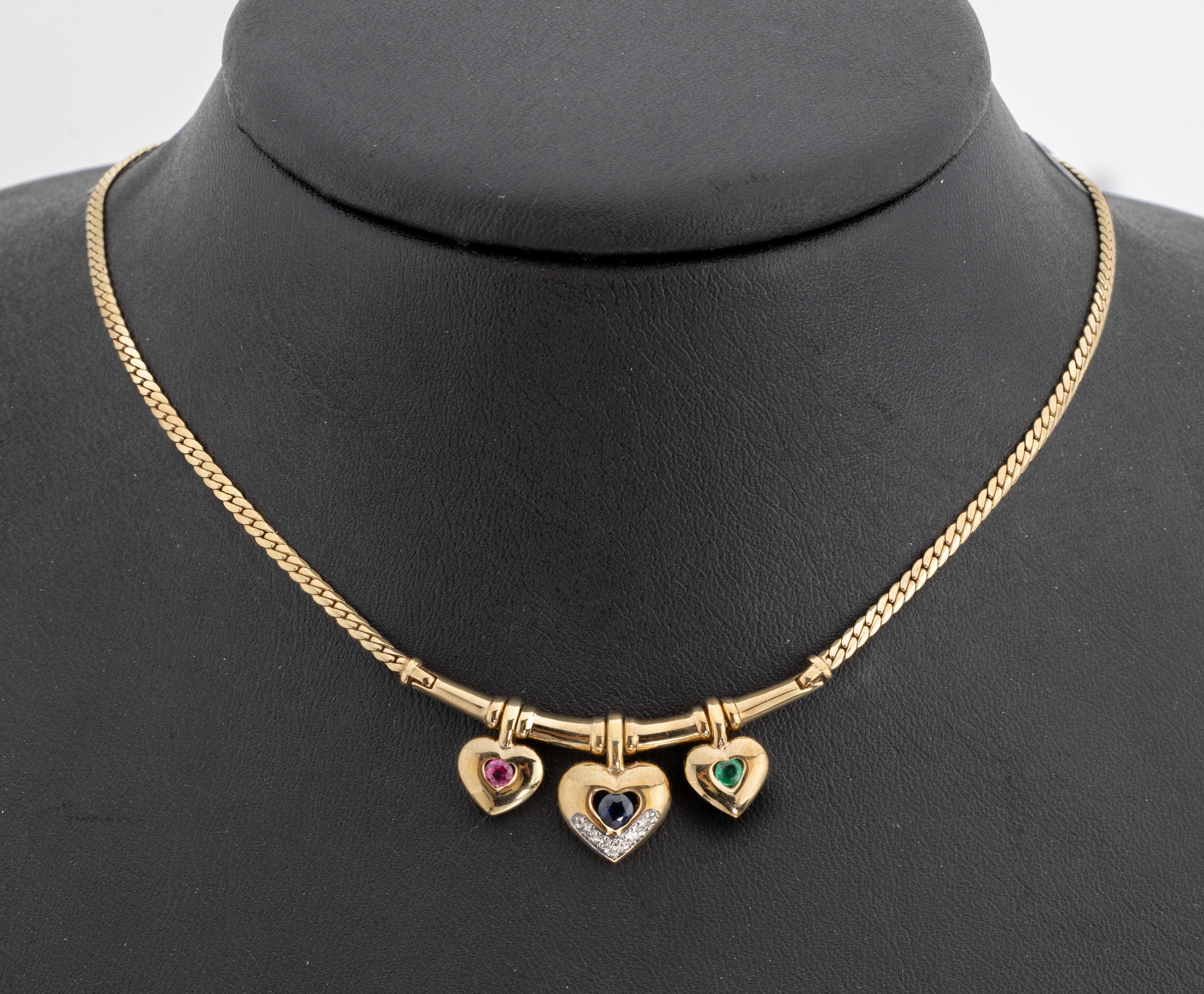 14 kt Gold Farbstein-Diamant-Collier, GG 585/000, Mittelteil mit 3 Herzabhängungen, rundfacett. Saphir, Smaragd und Rubin zus. ca.0.18 ct, 5 ...