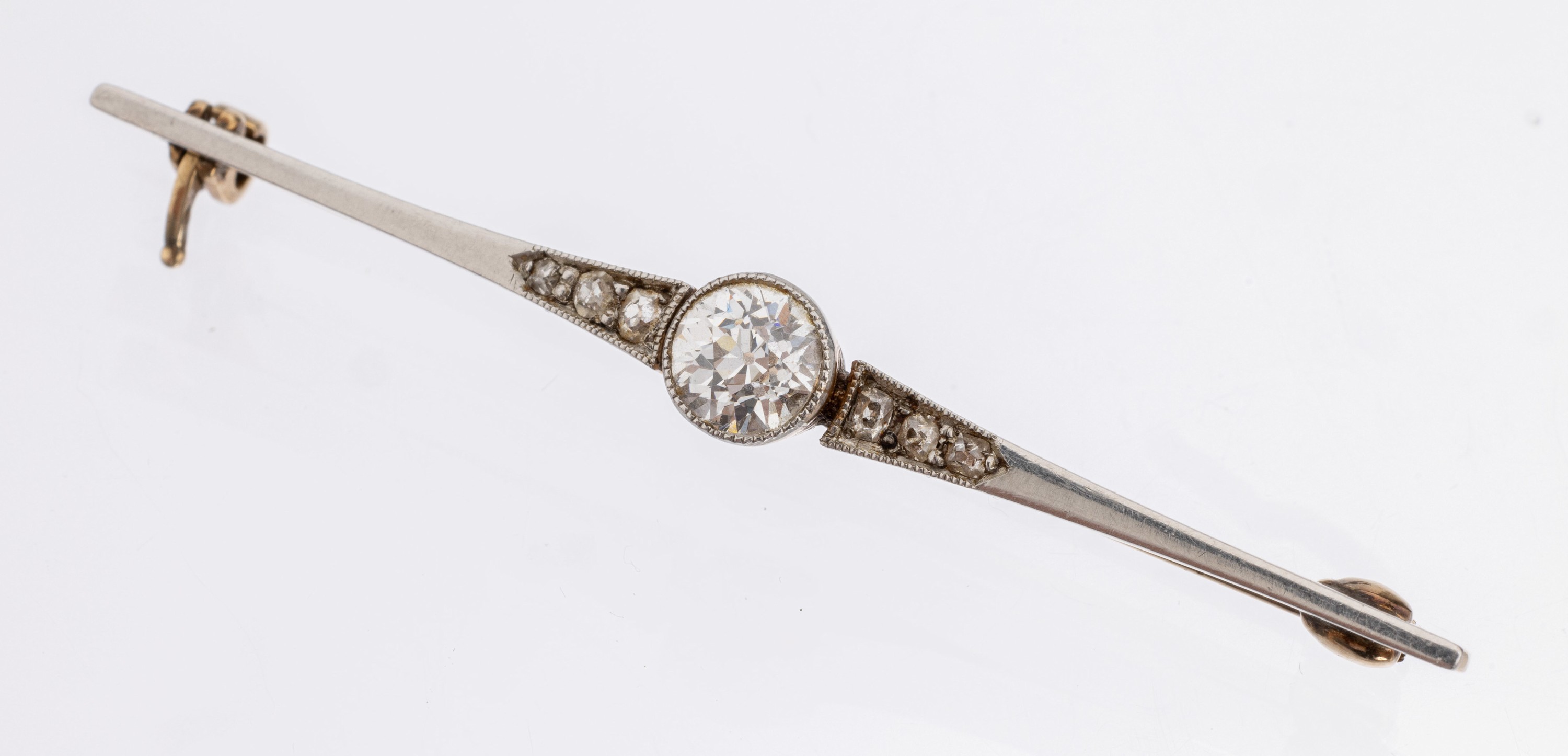 14 kt Gold Diamant-Brosche, um 1910, GG 585/000, schauseitig zeittyp. Platin, mittig Altschliffdiamant ca. 0.50 ct l.get.Weiss/p, 6 weitere ...