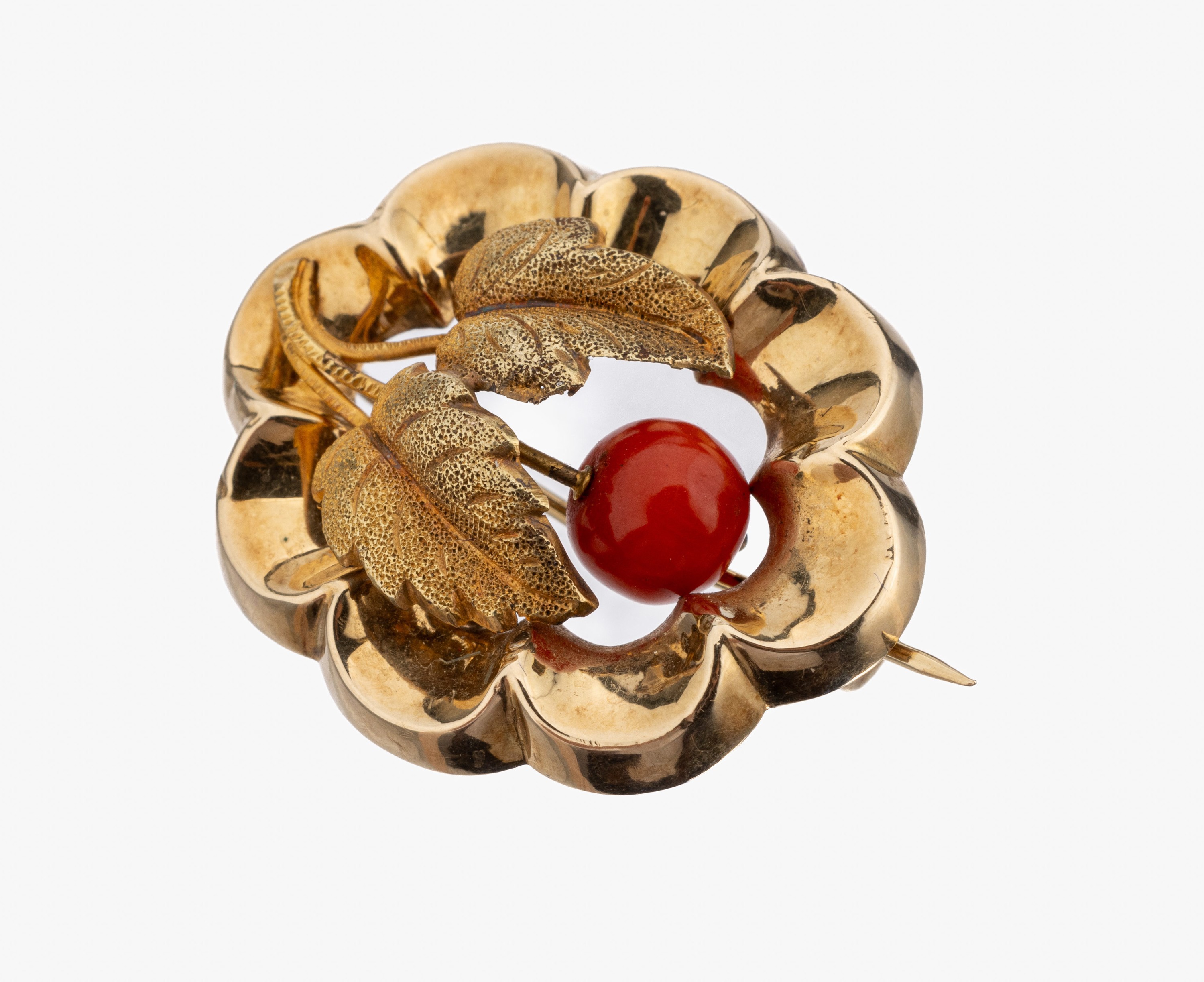 14 kt Gold Biedermeier-Brosche, um 1840-60, GG 585/000 gepr., hohl gearbeitet, geschwungen, plastische Blätter, Korallenkugel, ca. 2.5 x 2 cm, ca. ...