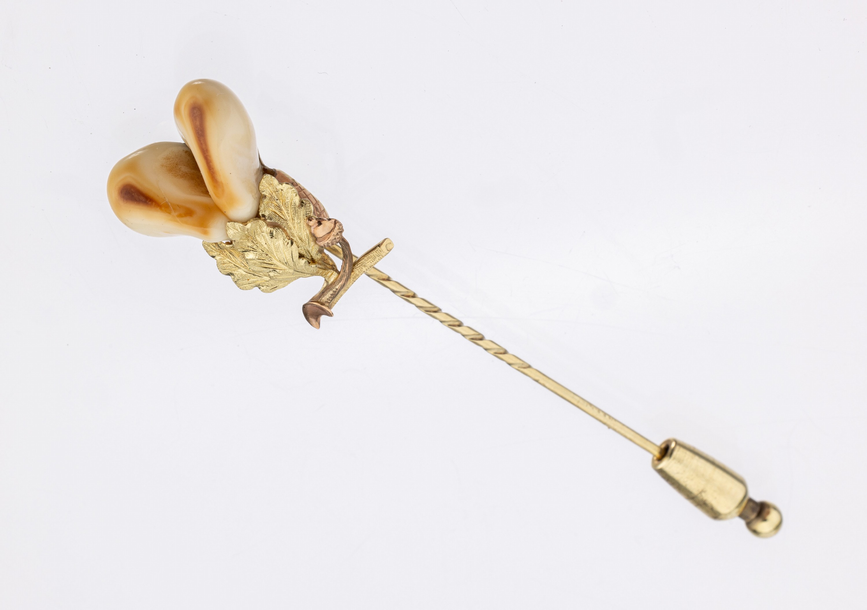 14 kt Gold Grandel-Anstecknadel, GG/RG 585/000, Eichenlaubdekor, 2 Grandeln, L. ca. 7.8 cm, ca. 7.1 g, Schieber unedel