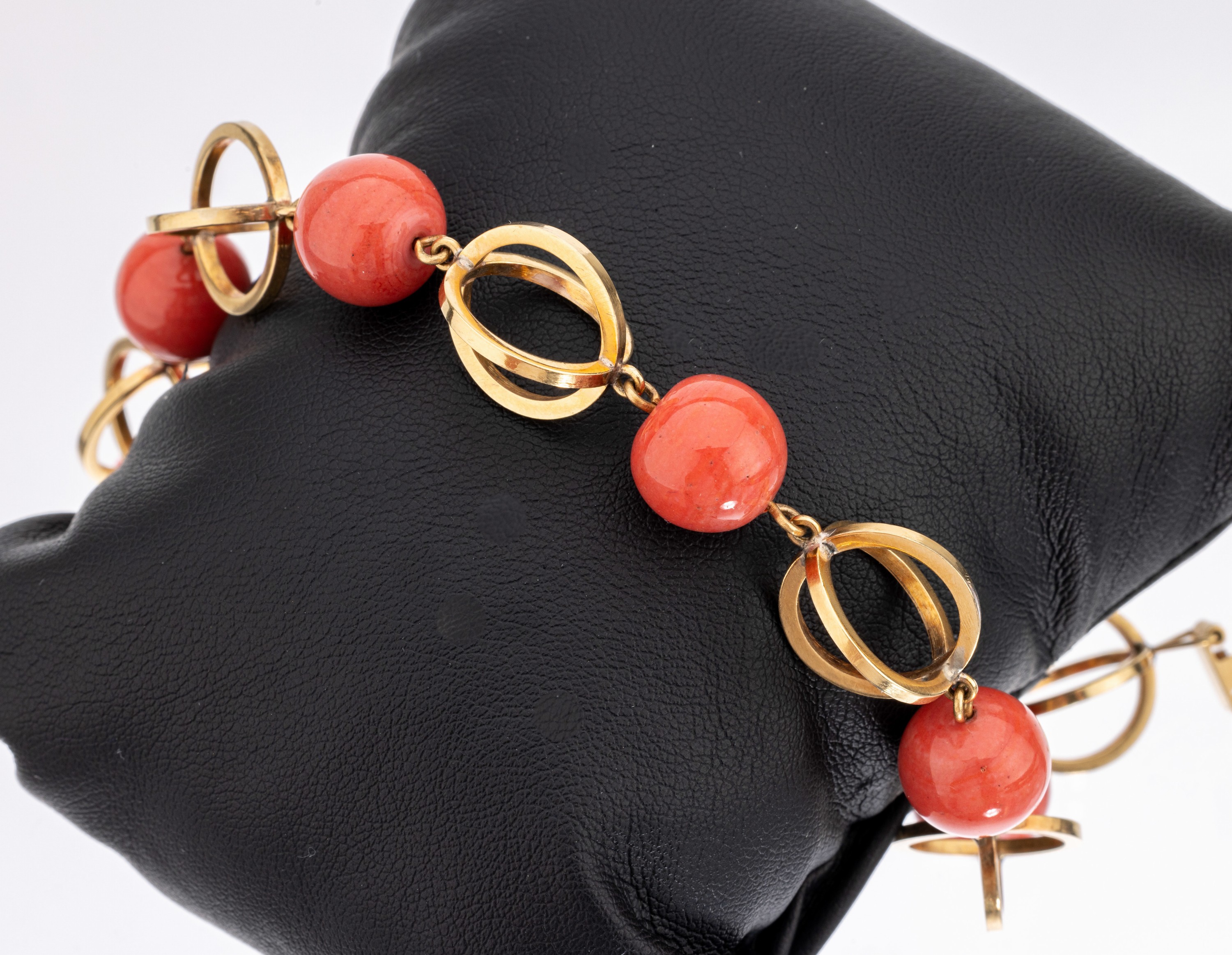 18 kt Gold Armband, GG 750/000 gepr., 6 Korallen-Kugeln, D. ca. 12 mm, L. ca. 22 cm, Klappschliesse, Versand nur innerhalb der EU