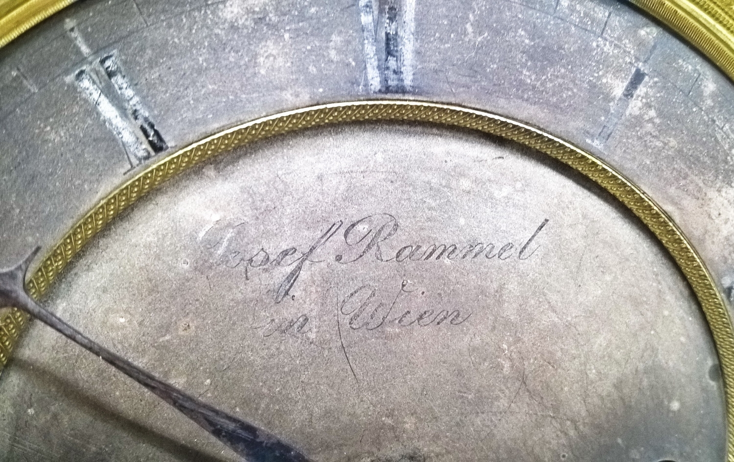 Detail a: Tischuhr, mit Wiener Schlag, sign. Josef Rammel Wien, um 1850, Holzgehäuse mit Nußbaumfurnier, aufgesetztes Muschel- und Rocaillenwerk, eine ...