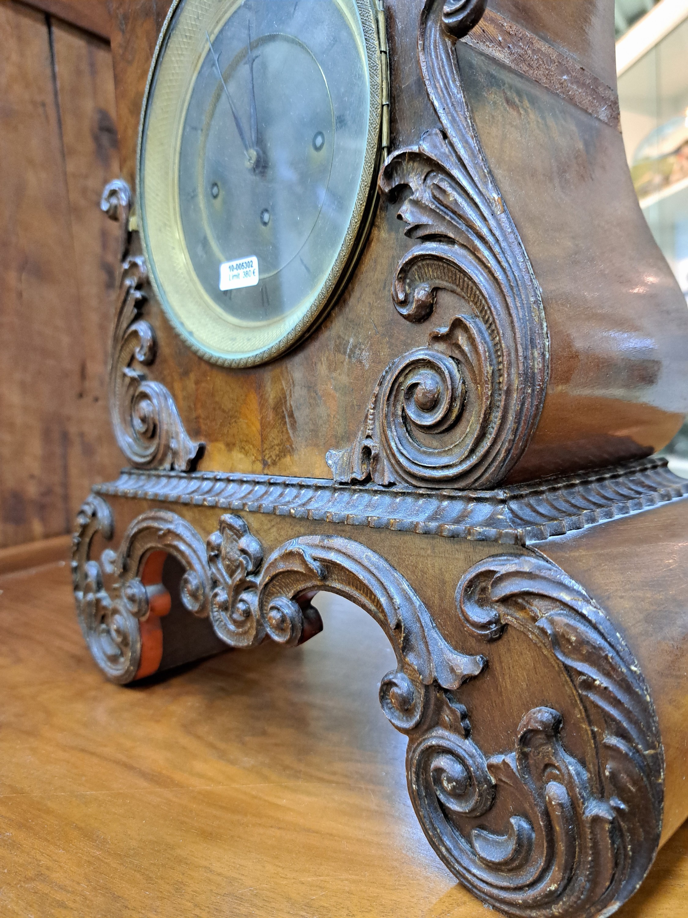 Detail f: Tischuhr, mit Wiener Schlag, sign. Josef Rammel Wien, um 1850, Holzgehäuse mit Nußbaumfurnier, aufgesetztes Muschel- und Rocaillenwerk, eine ...