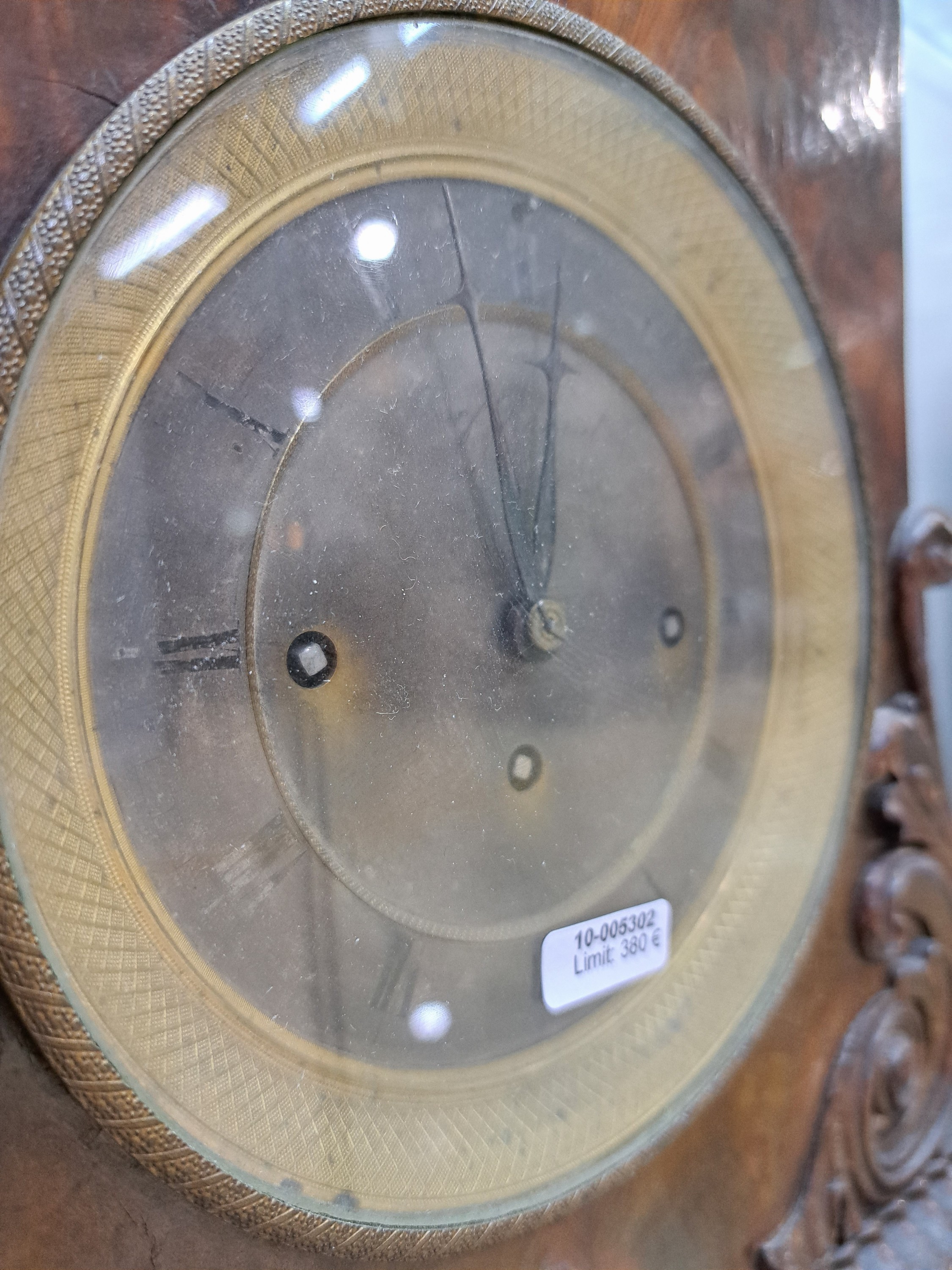 Detail g: Tischuhr, mit Wiener Schlag, sign. Josef Rammel Wien, um 1850, Holzgehäuse mit Nußbaumfurnier, aufgesetztes Muschel- und Rocaillenwerk, eine ...