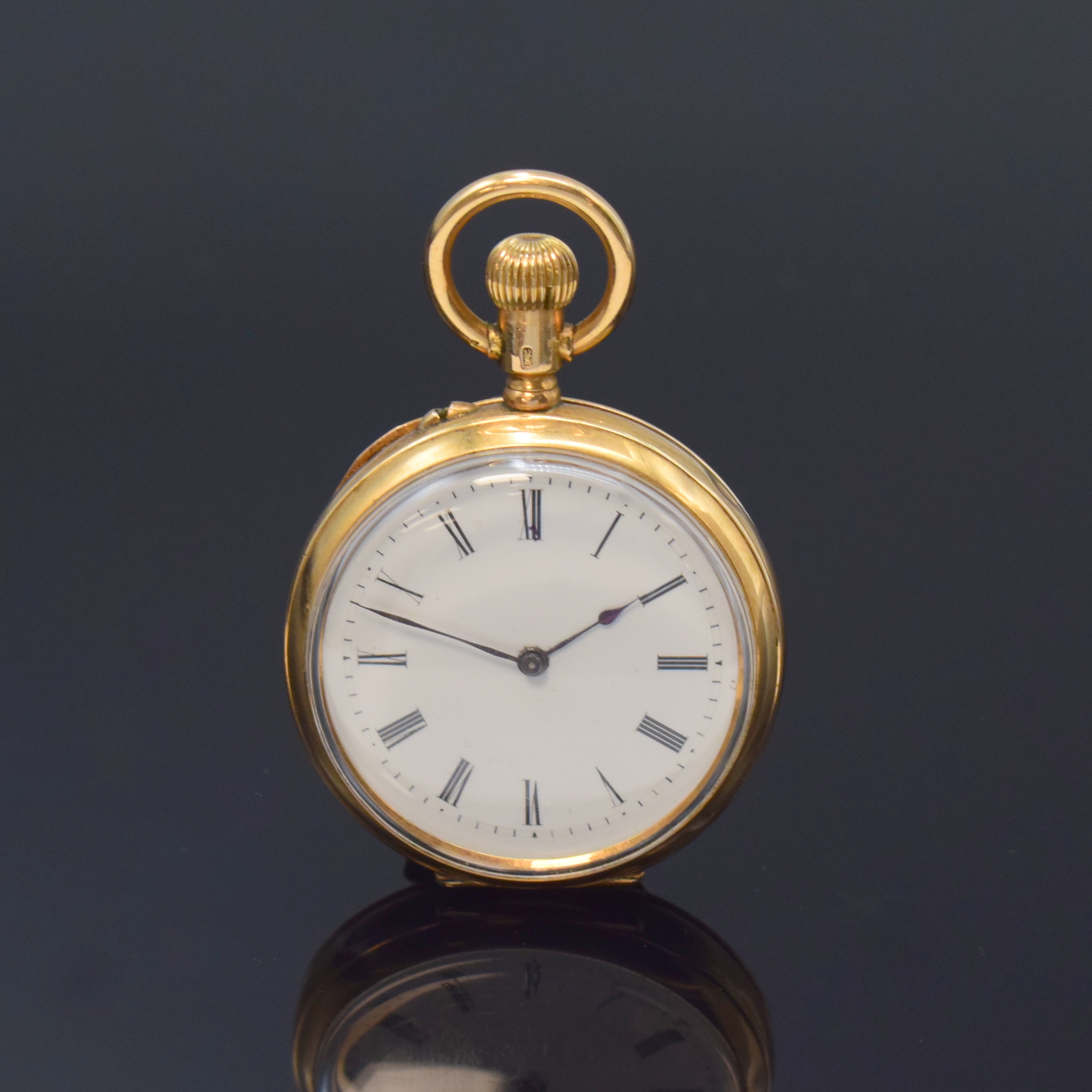 Offene Damentaschenuhr in RG 585/000, Schweiz um 1890, glattes 2-Deckel Goldgeh., Monogramm-Grav. auf d. Rückdeckel, Emailzifferbl., röm. Zahlen, ...