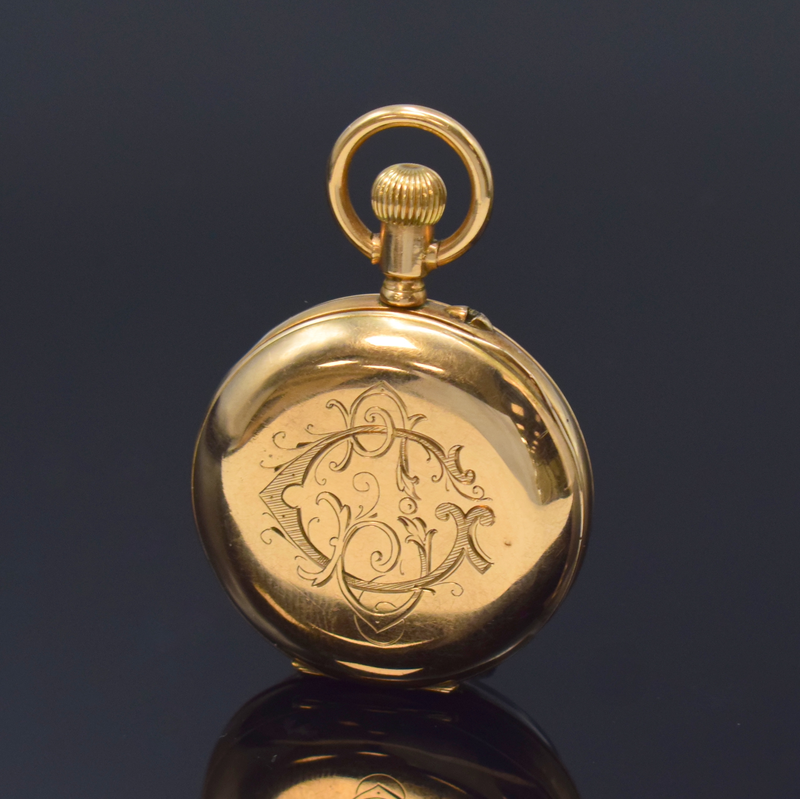 Detail a: Offene Damentaschenuhr in RG 585/000, Schweiz um 1890, glattes 2-Deckel Goldgeh., Monogramm-Grav. auf d. Rückdeckel, Emailzifferbl., röm. Zahlen, ...