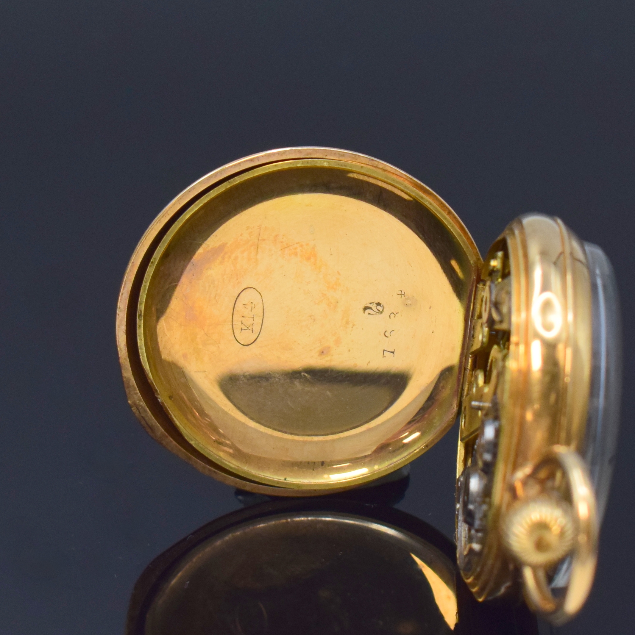 Detail d: Offene Damentaschenuhr in RG 585/000, Schweiz um 1890, glattes 2-Deckel Goldgeh., Monogramm-Grav. auf d. Rückdeckel, Emailzifferbl., röm. Zahlen, ...
