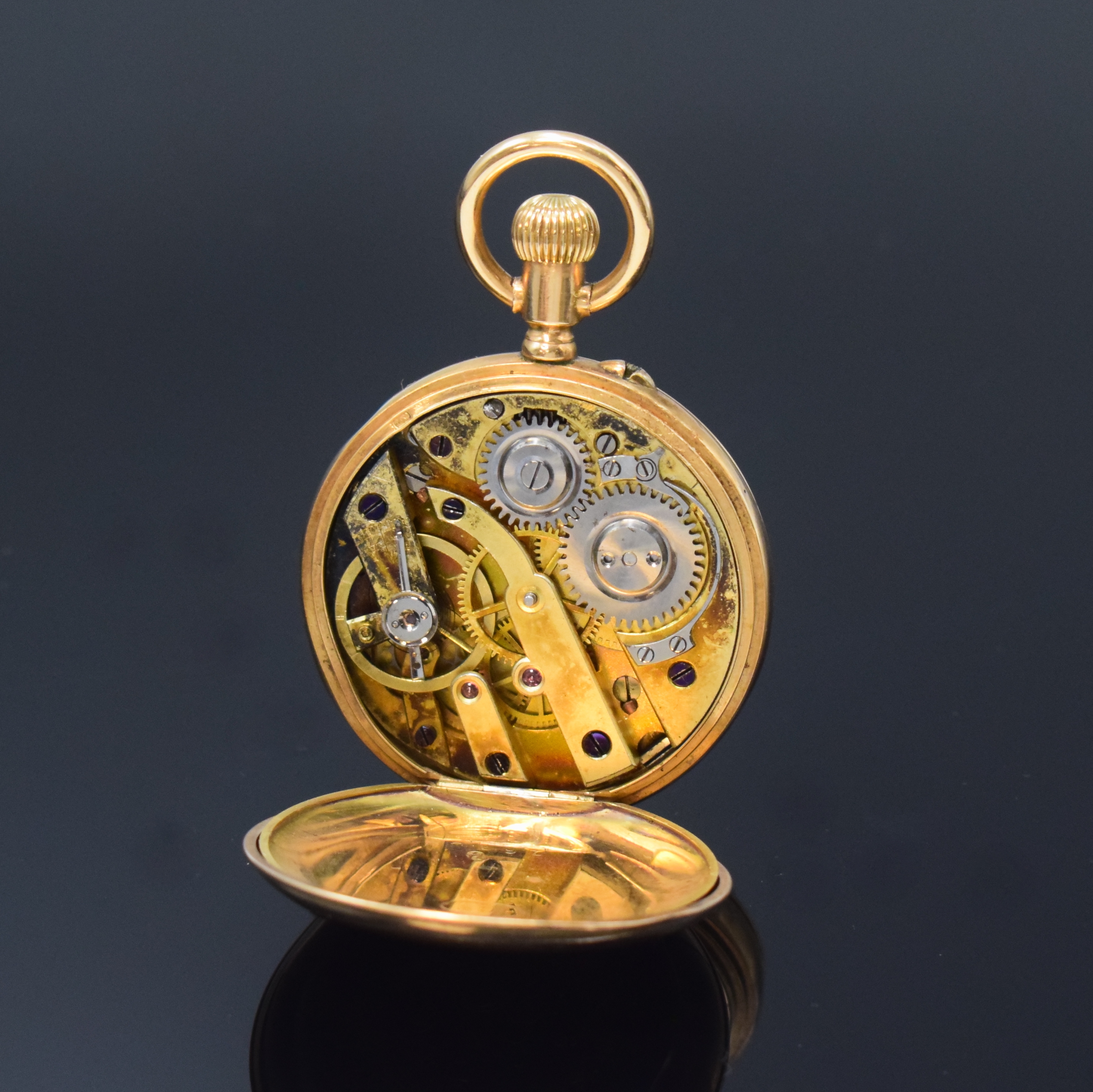 Detail e: Offene Damentaschenuhr in RG 585/000, Schweiz um 1890, glattes 2-Deckel Goldgeh., Monogramm-Grav. auf d. Rückdeckel, Emailzifferbl., röm. Zahlen, ...