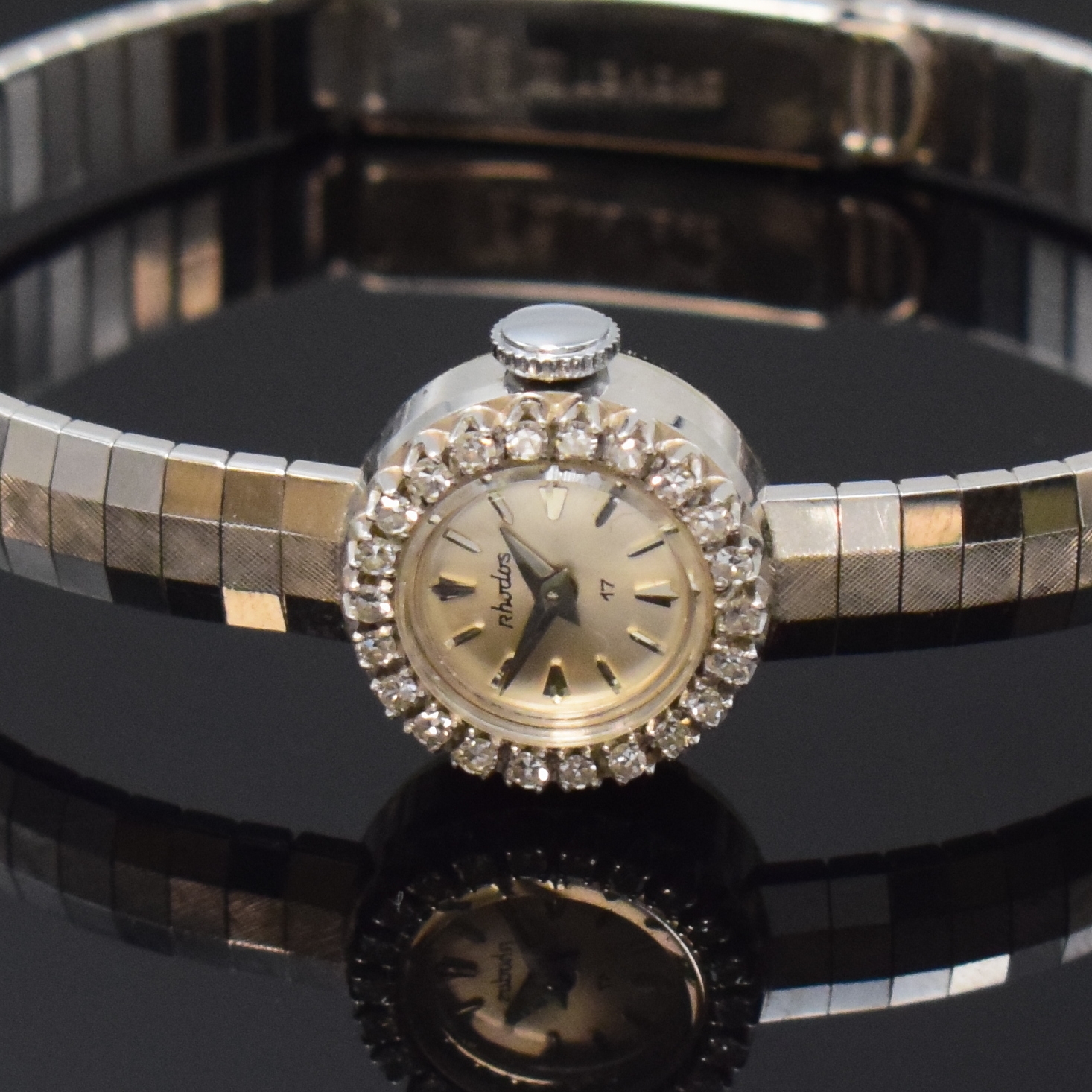 Detail a: RHODOS Diamant-besetzte Damenarmbanduhr in WG 750/000, Schweiz um 1960, Handaufzug, 2-tlg. Geh., Boden aufgedr., anges., teils pol./teils satiniertes ...