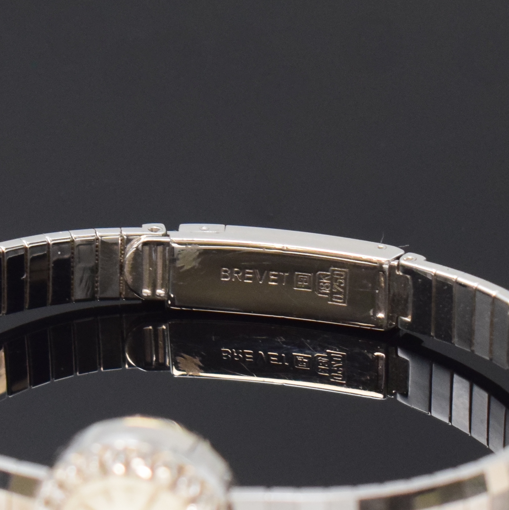 Detail b: RHODOS Diamant-besetzte Damenarmbanduhr in WG 750/000, Schweiz um 1960, Handaufzug, 2-tlg. Geh., Boden aufgedr., anges., teils pol./teils satiniertes ...