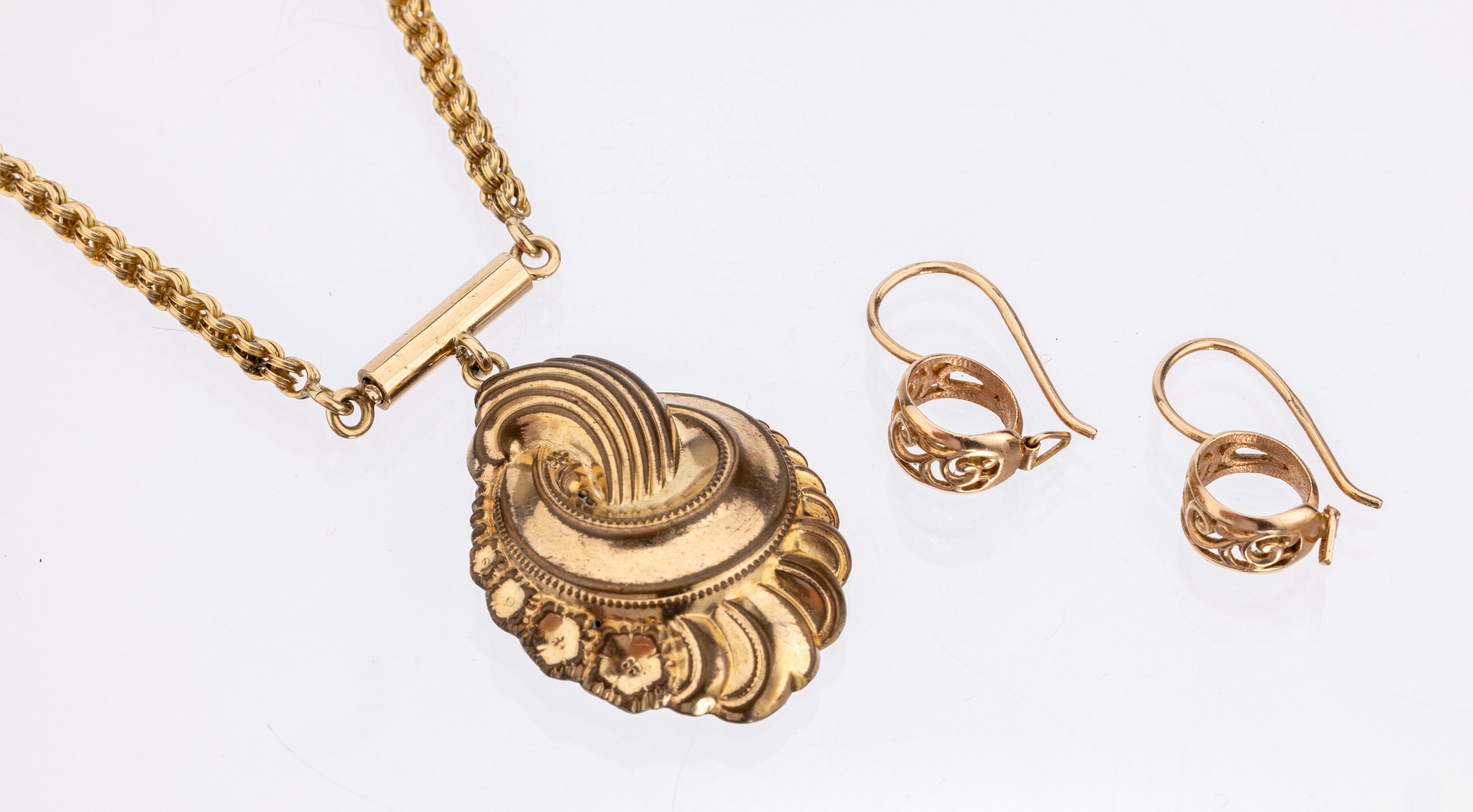 14 kt Gold Schmuckset, GG 585/000, Biedermeier-Anhänger, hohl gearbeitet, an Kette, L. ca. 41 cm, Steckschliesse, und 1 PaarOhrhänger, ca. 21.3 g, ...