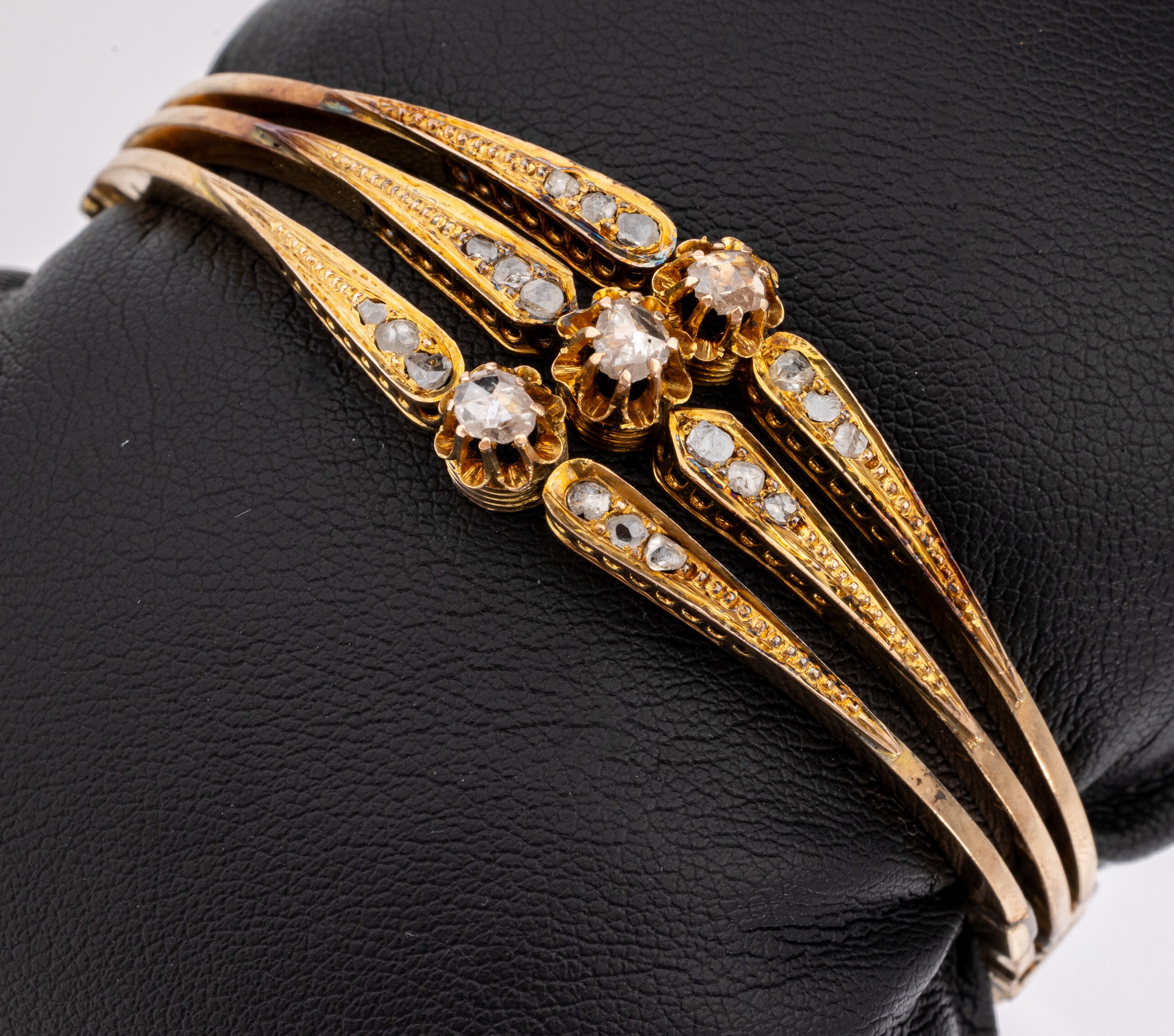 14 kt Gold Diamant-Armreif, GG 583/000, Moskau/Russland um 1900, 21 Diamantrosen zus. ca. 0.65 ct, Meistermarke unged., feine Verarbeitung, sehr ...