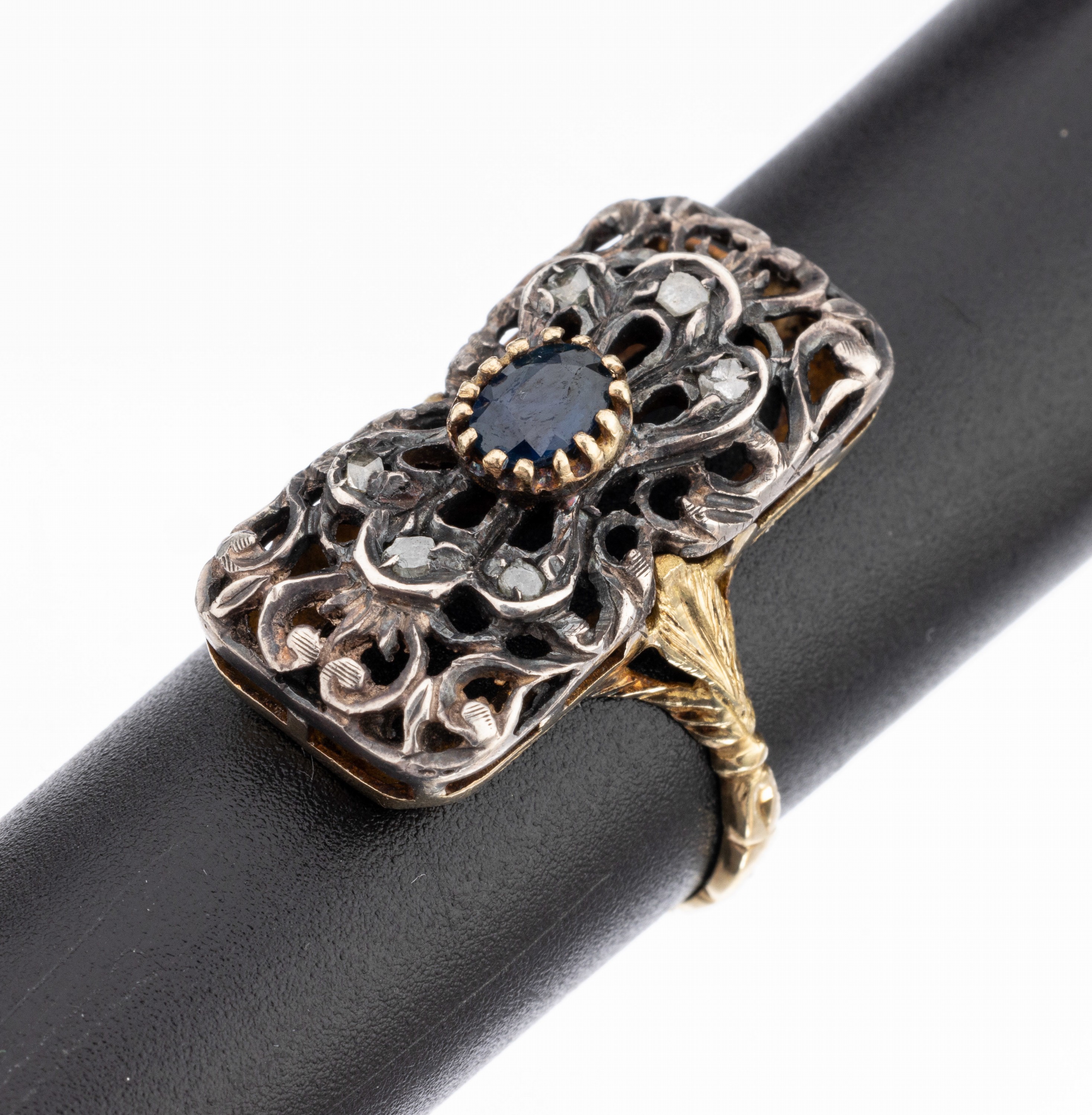 18 kt Gold und Silber Saphir-Diamant-Ring, GG 750/000, nach älterem Vorbild, Ringkopf Silber, ovalfacett. Saphir ca. 0.35 ct, 6 kl. Diamantrosen, ...