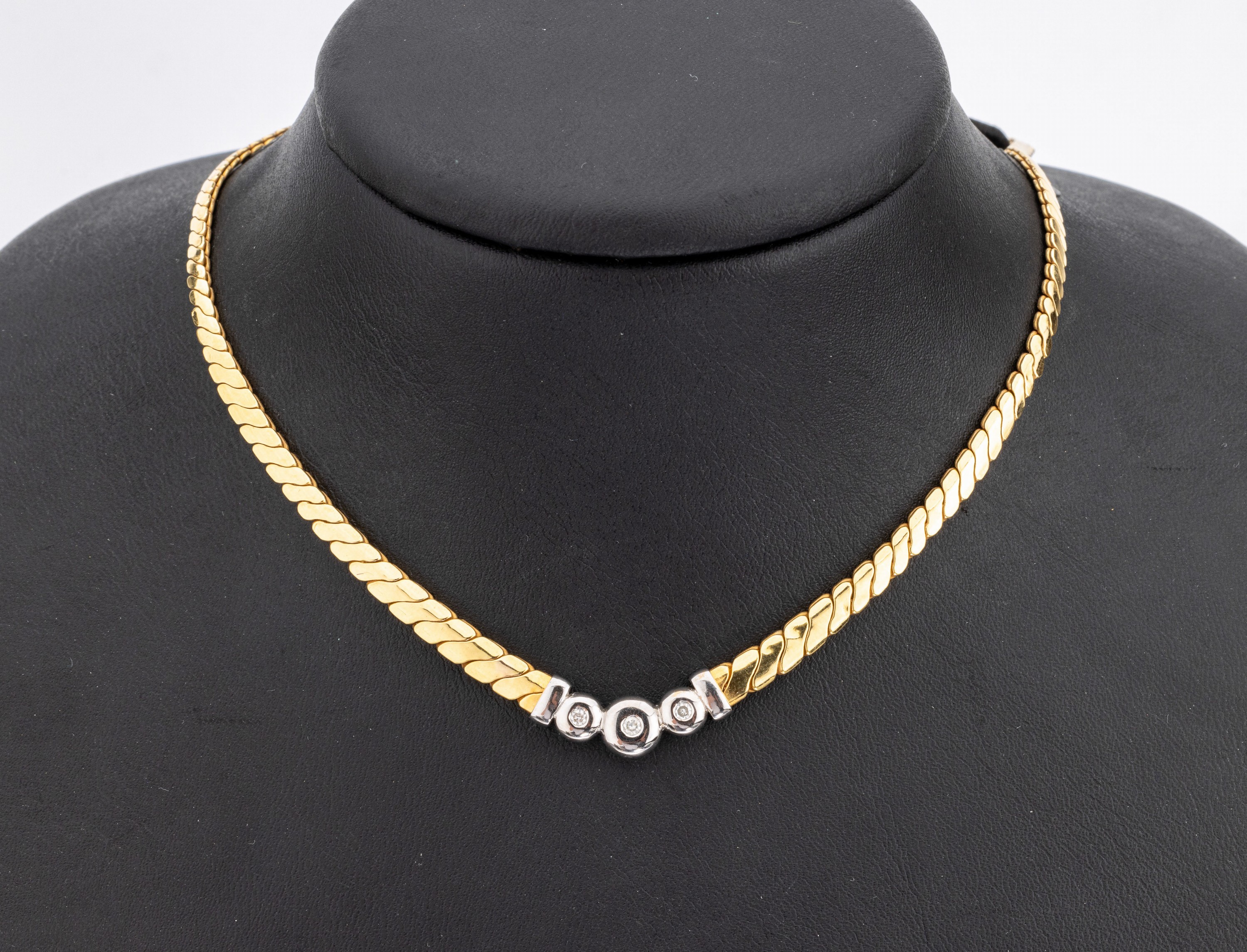 14 kt Gold Brillant-Collier, GG/WG 585/000,Mittelteil WG mit 3 Brillanten zus. ca. 0.12 ct Weiss/p, L. ca. 42 cm, Karabinerschliesse, ca. 10.0 g