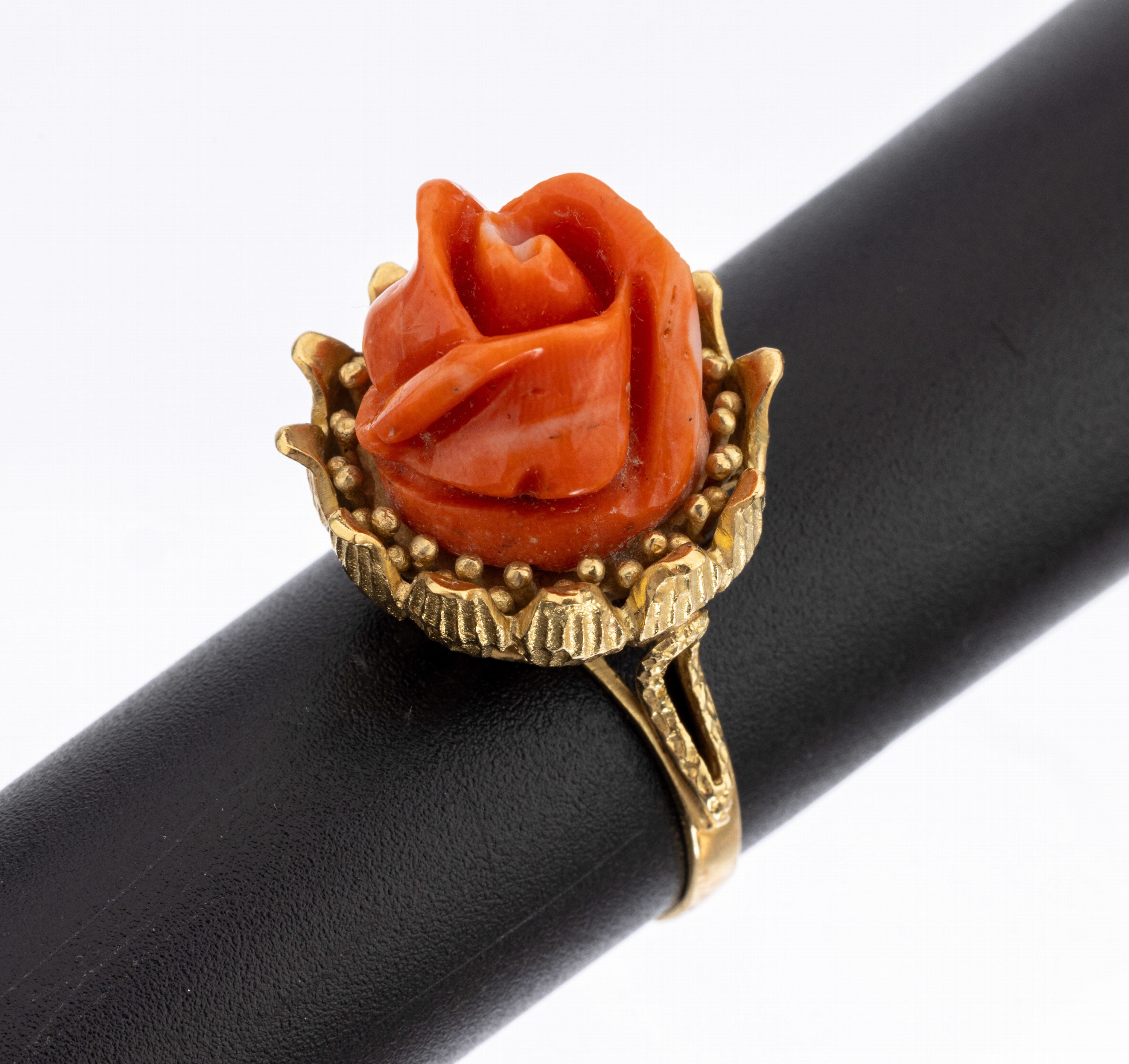 18 kt Gold Korallen-Ring, GG 750/000, abstrakte Blüte, geschnittene Koralle, RW 59, ca. 8.4 g, Versand nur innerhalb der EU