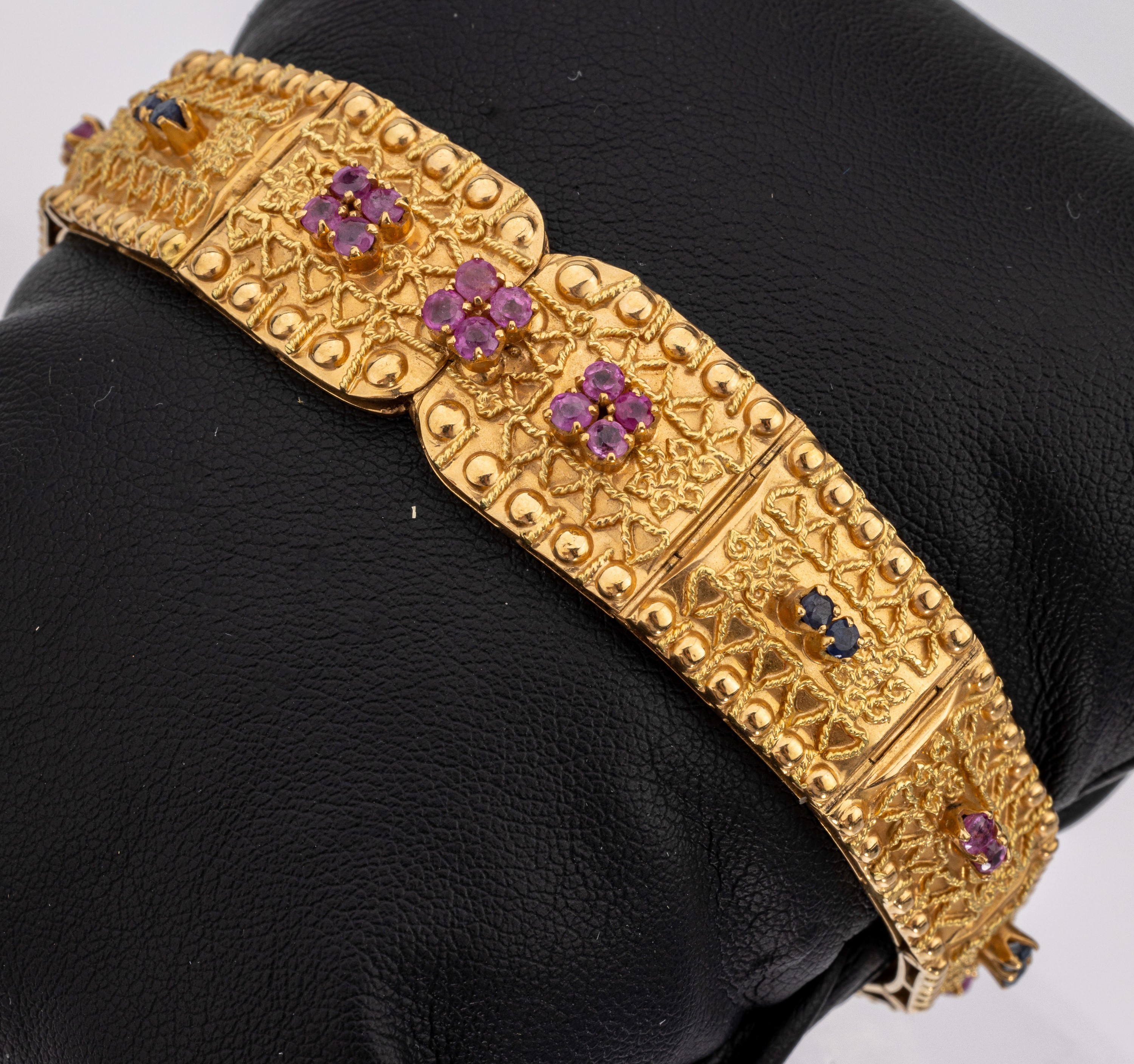 18 kt Gold Farbstein-Armband, GG 750/000, Italien, 1960er Jahre, verlaufend, aufwändig mit Golddrahtornamenten, 12 rundfacett. Saphire und 20 ...