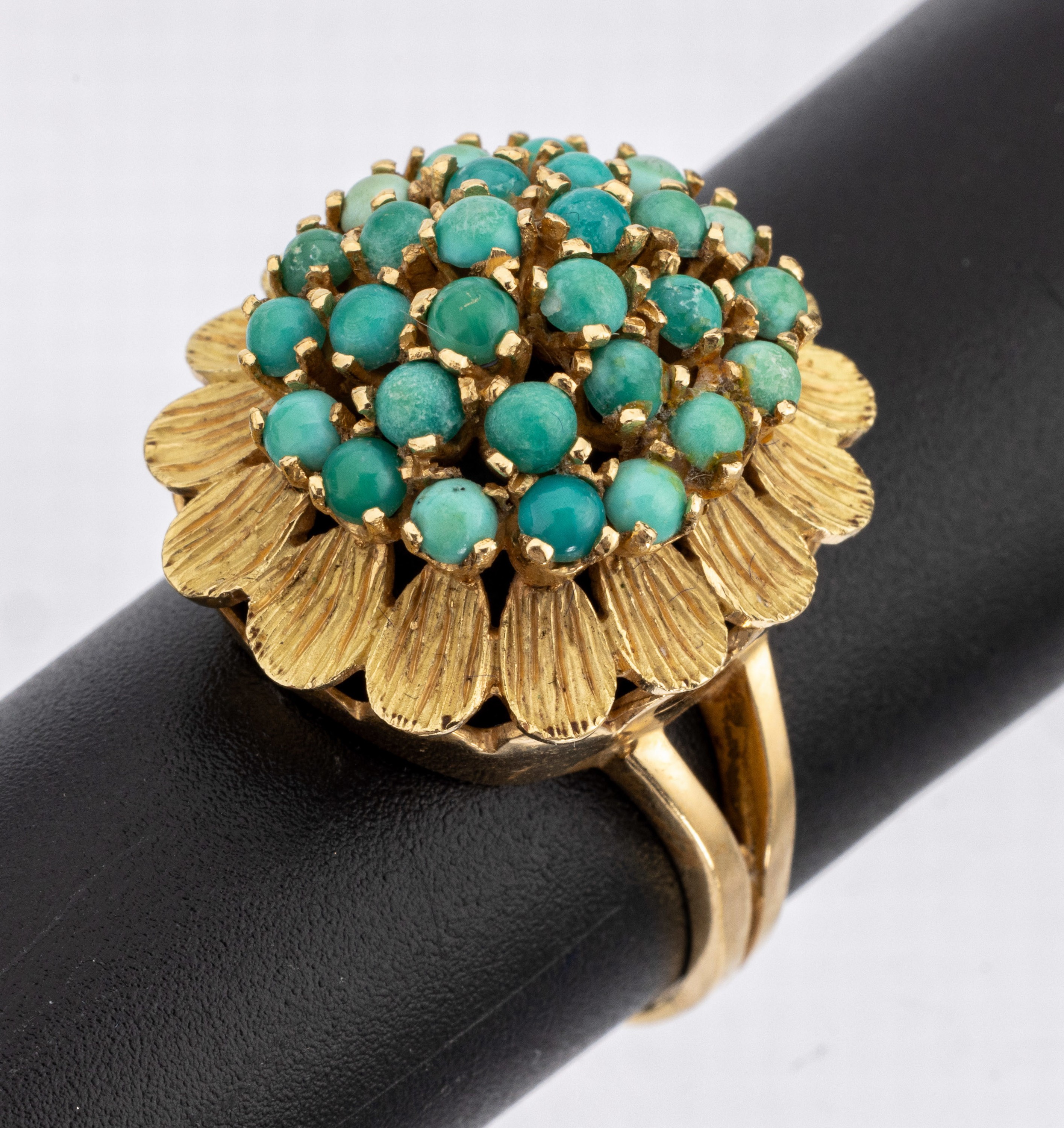 14 kt Gold Türkis-Ring, GG 585/000 gepr., 1960er Jahre, abstrakt floral, Türkis- Cabochons in versch. Farbnuancen, RW 59, ca. 10.2 g