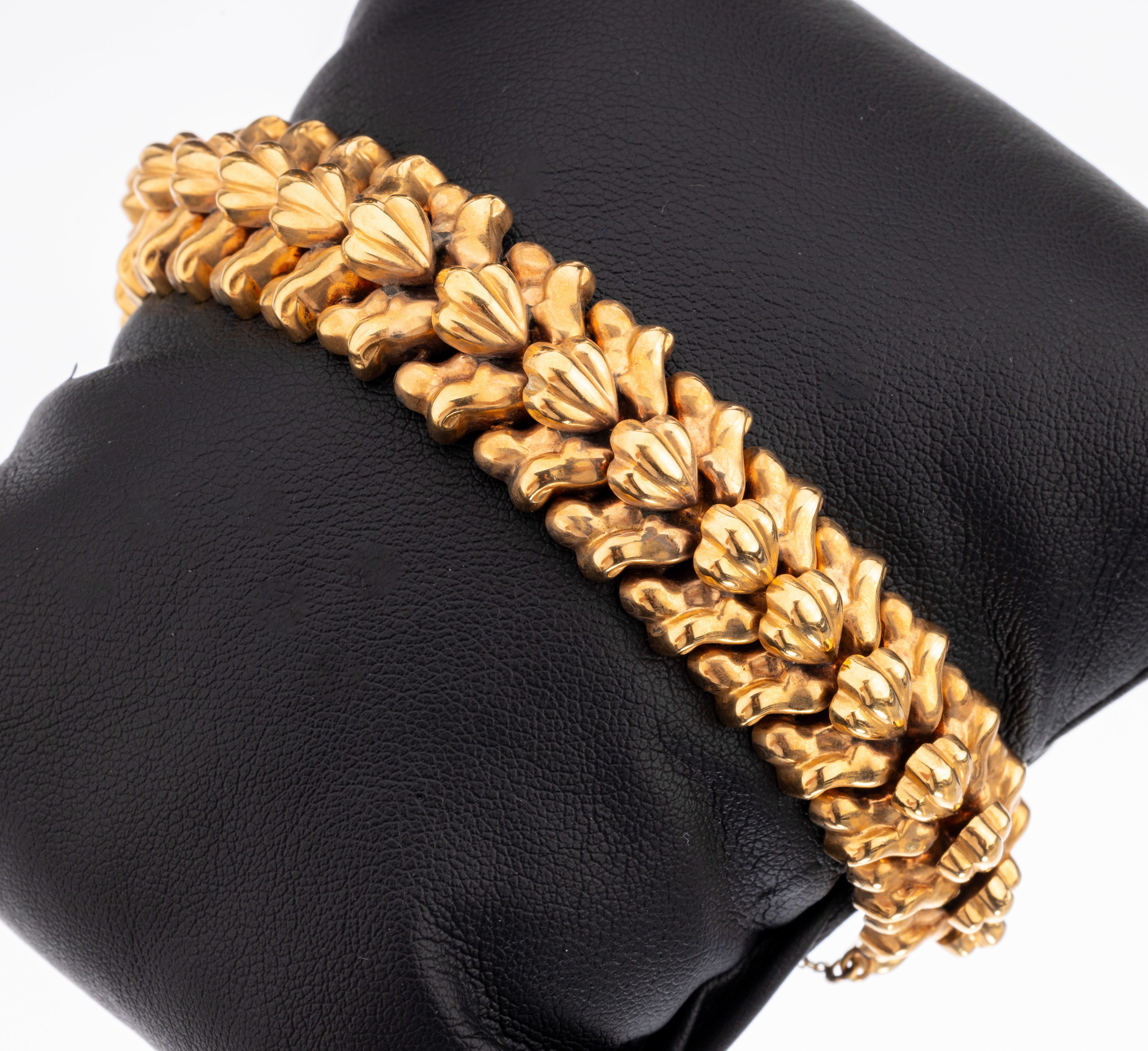 18 kt Gold Armband, GG 750/000 gepr., gefüllt, Glieder geschwungen, L. ca. 18 cm, Kastenschloss, Sicherheitskettchen sek., ca. 44.1 g