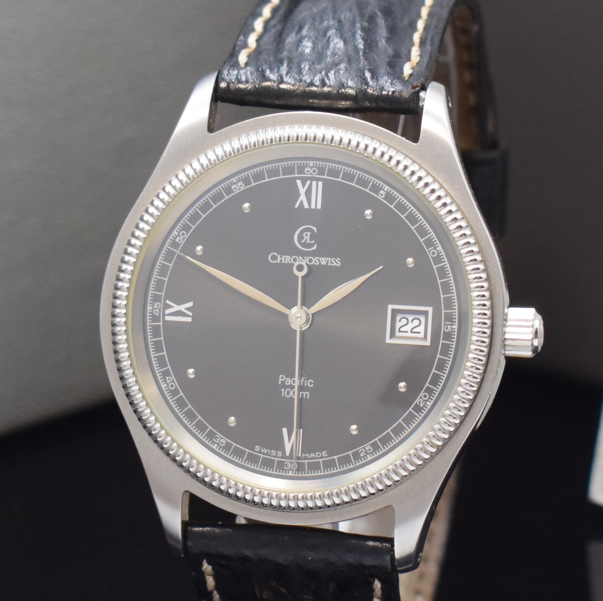 Detail a: CHRONOSWISS Pacific Armbanduhr in Stahl Referenz CH2813SW, Schweiz um 1995, Automatik, beids. vergl. Geh., Boden u. Krone verschr., graues Zifferbl., ...
