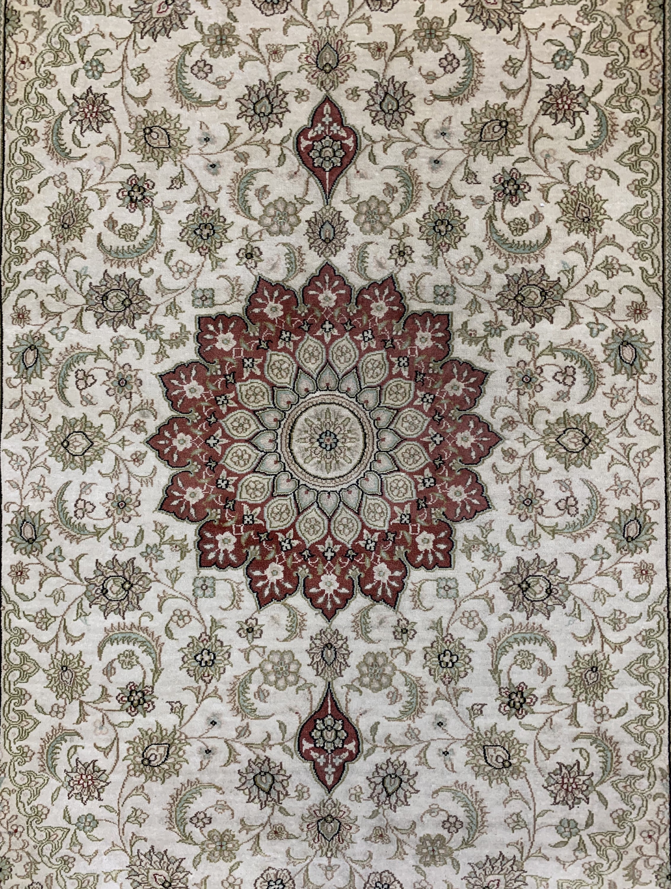 Detail c: Hereke Seide, China, Ende 20.Jhd, reine Naturseide, ca. 185 x 125 cm, EHZ: 2