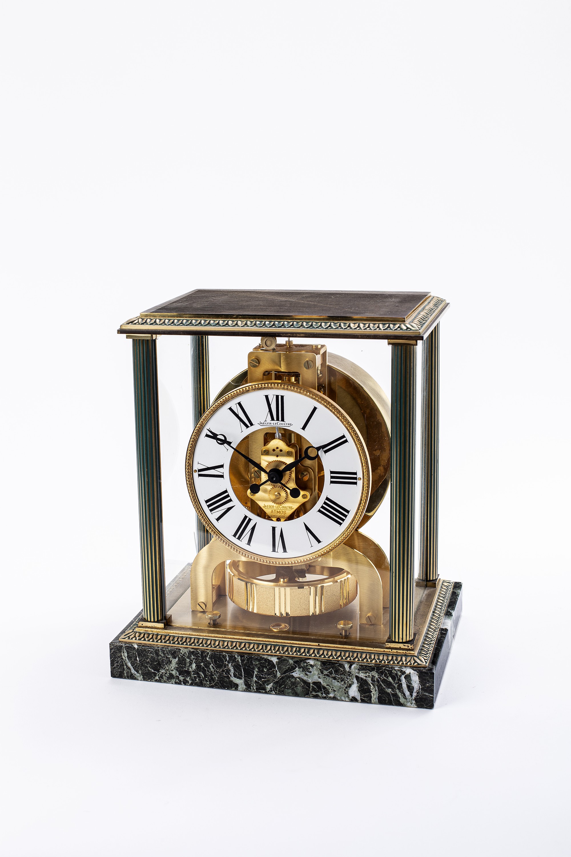 Jaeger-LeCoultre Atmos Vendome Empire, Schweiz um 1970, Messinggeh. teilw. verg., Mamorsockel, zwischen 4 kannelierten Säulen vergl., vorderes Glas ...