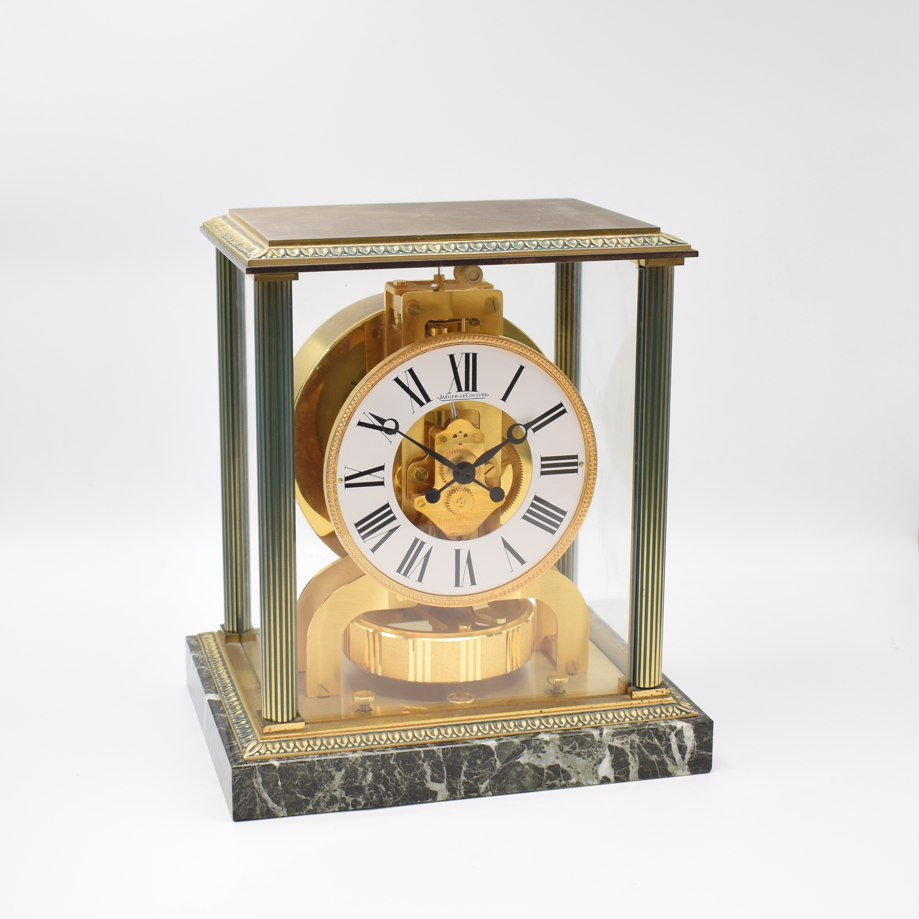 Detail a: Jaeger-LeCoultre Atmos Vendome Empire, Schweiz um 1970, Messinggeh. teilw. verg., Mamorsockel, zwischen 4 kannelierten Säulen vergl., vorderes Glas ...