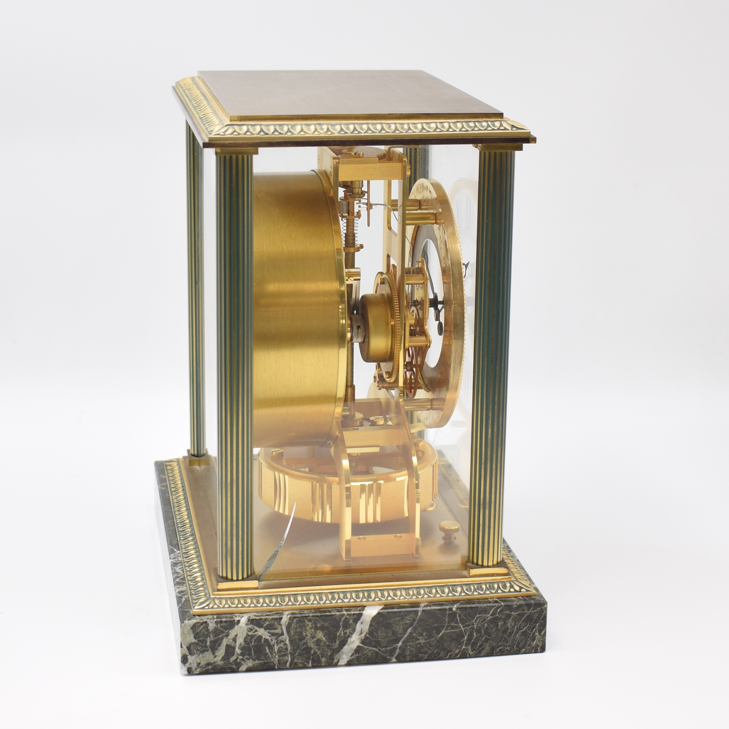 Detail b: Jaeger-LeCoultre Atmos Vendome Empire, Schweiz um 1970, Messinggeh. teilw. verg., Mamorsockel, zwischen 4 kannelierten Säulen vergl., vorderes Glas ...