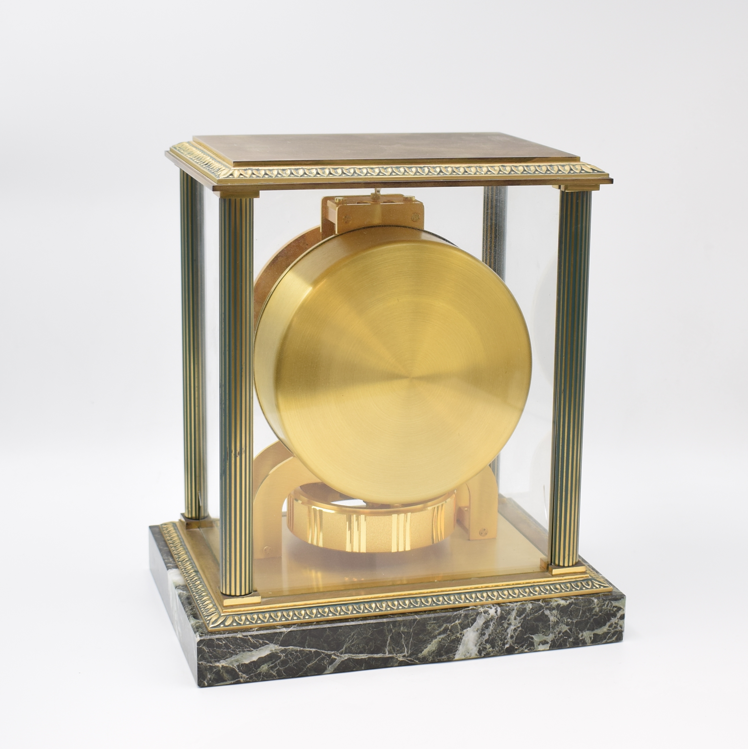 Detail c: Jaeger-LeCoultre Atmos Vendome Empire, Schweiz um 1970, Messinggeh. teilw. verg., Mamorsockel, zwischen 4 kannelierten Säulen vergl., vorderes Glas ...