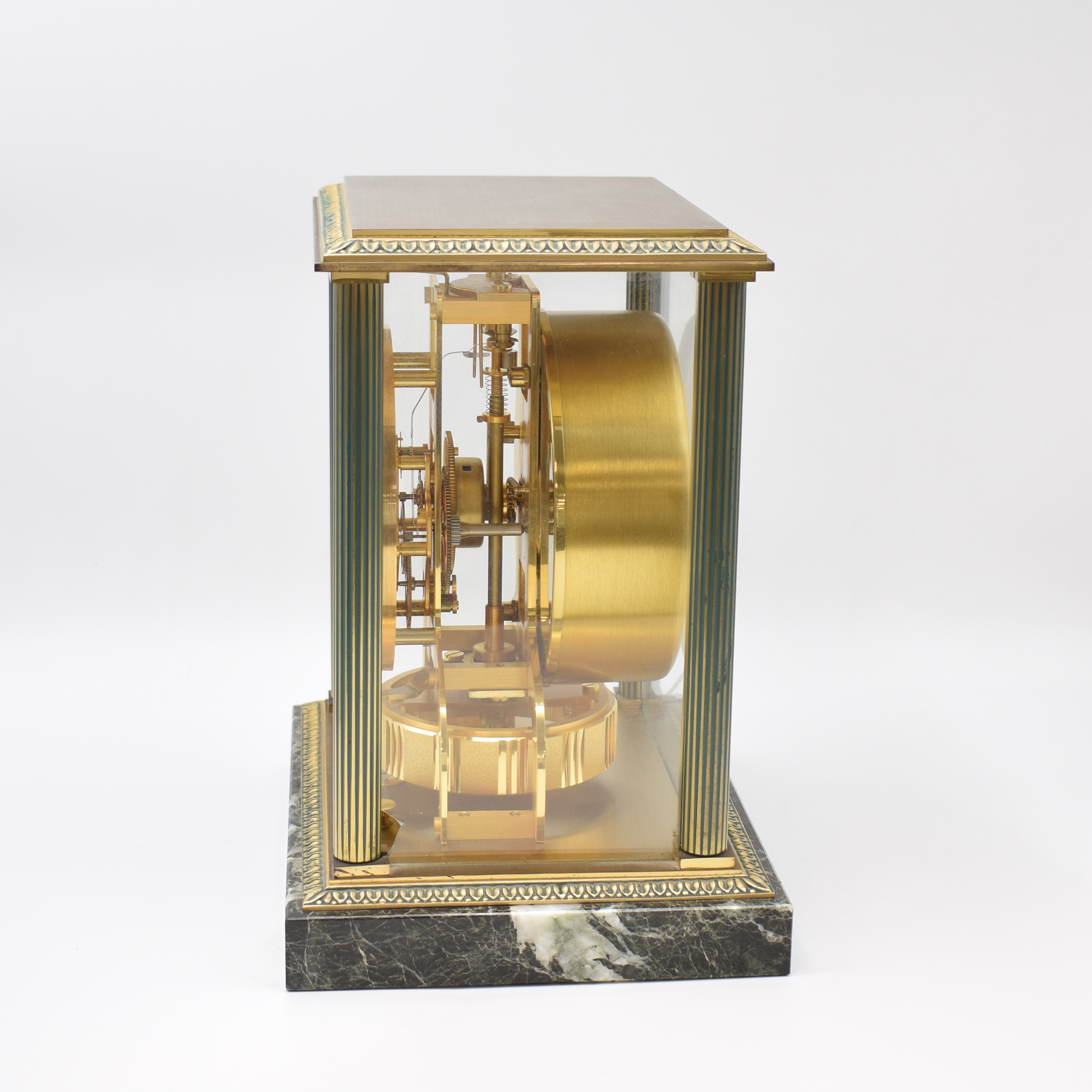Detail d: Jaeger-LeCoultre Atmos Vendome Empire, Schweiz um 1970, Messinggeh. teilw. verg., Mamorsockel, zwischen 4 kannelierten Säulen vergl., vorderes Glas ...