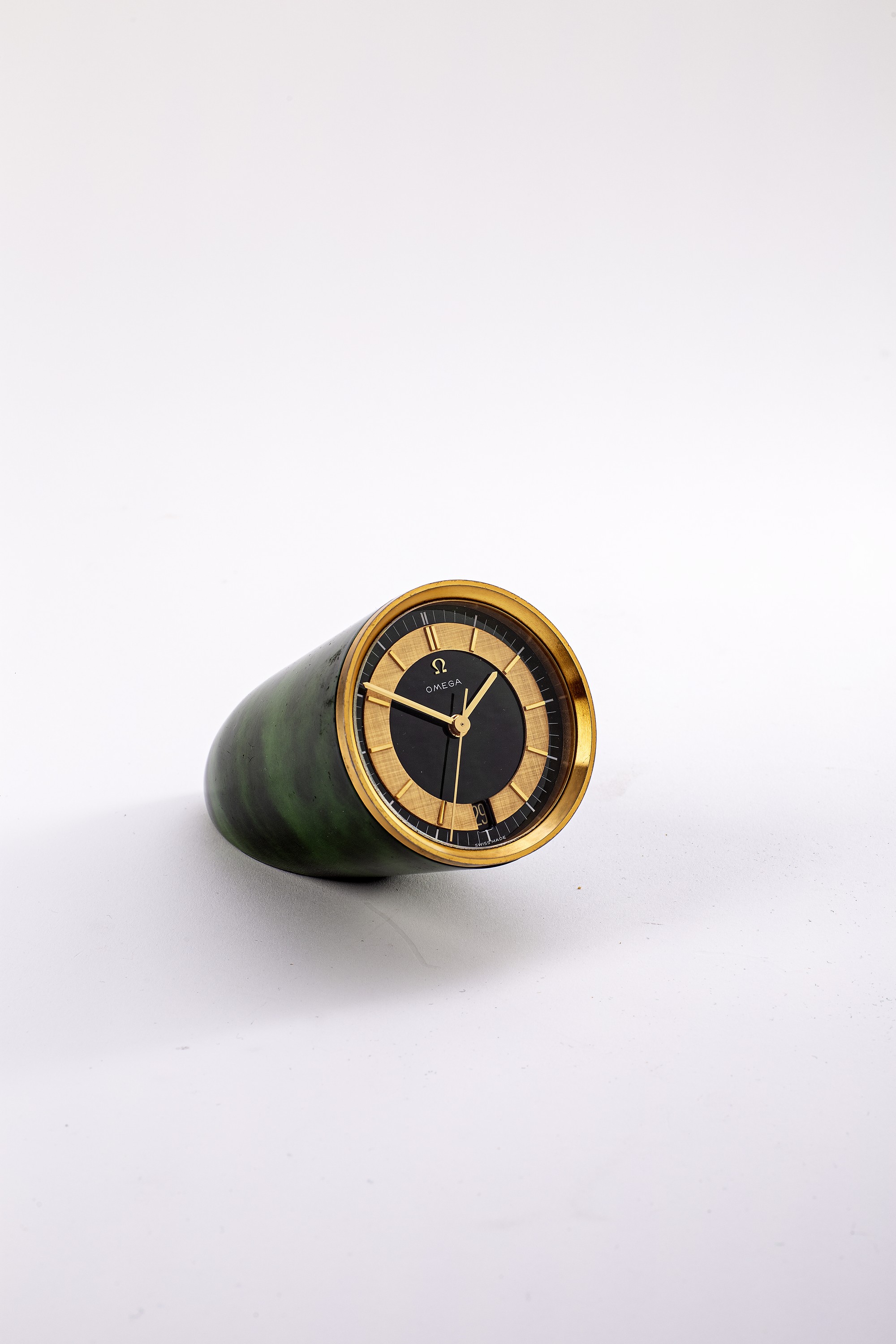 OMEGA seltene Tischuhr Referenz 5570, Schweiz um 1970, Elektro-Mechanisch, Metallgeh., wolkig grün/schwarz lack., grün. Zifferbl. m. gold. ...