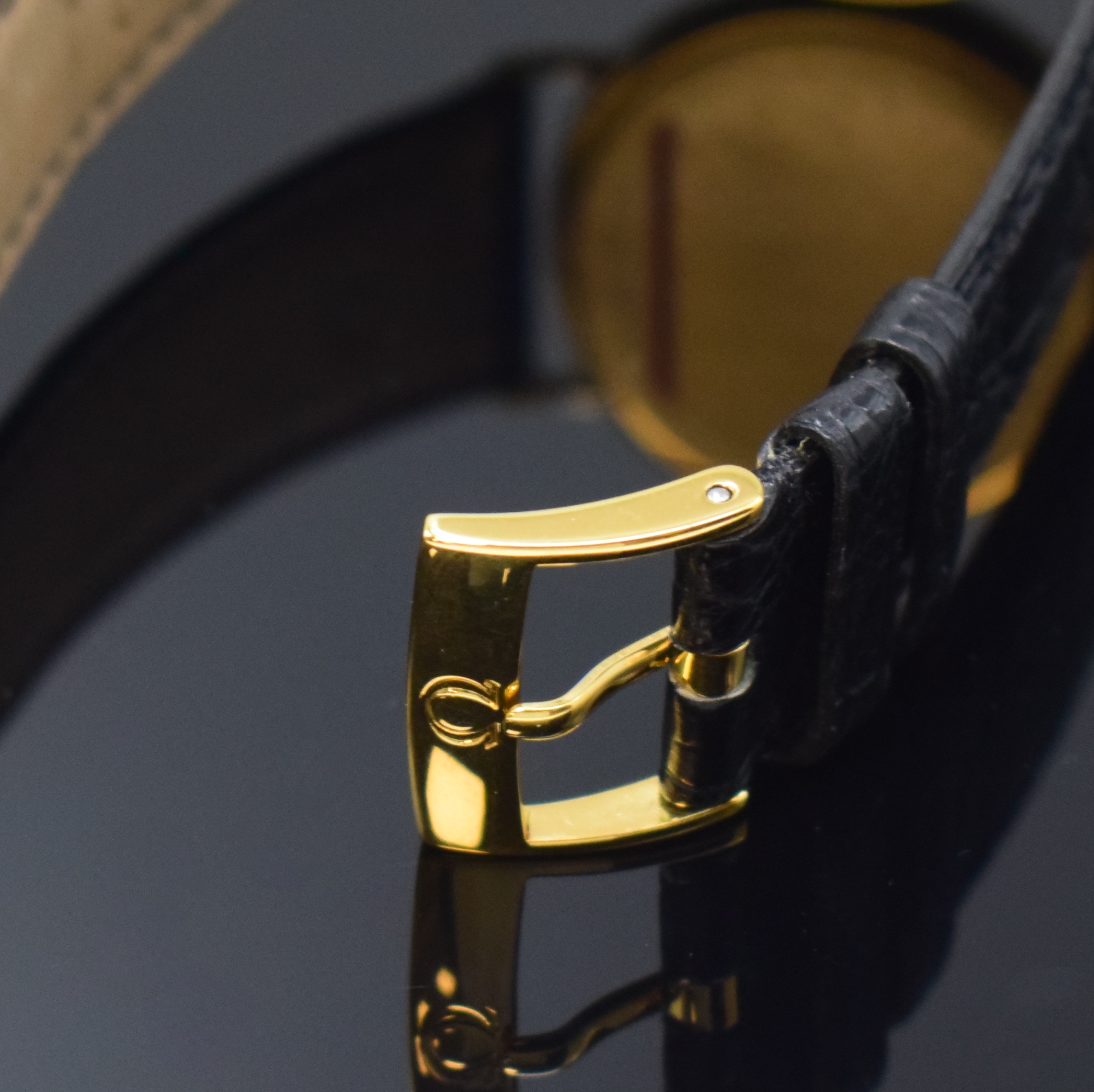 Detail b: OMEGA Herrenarmbanduhr in GG 750/000 Referenz 1967500, Schweiz um 1990, 2-teil. Geh. inkl. orig. Lederband m. verg. orig. Dornschl., Boden aufgedr., ...