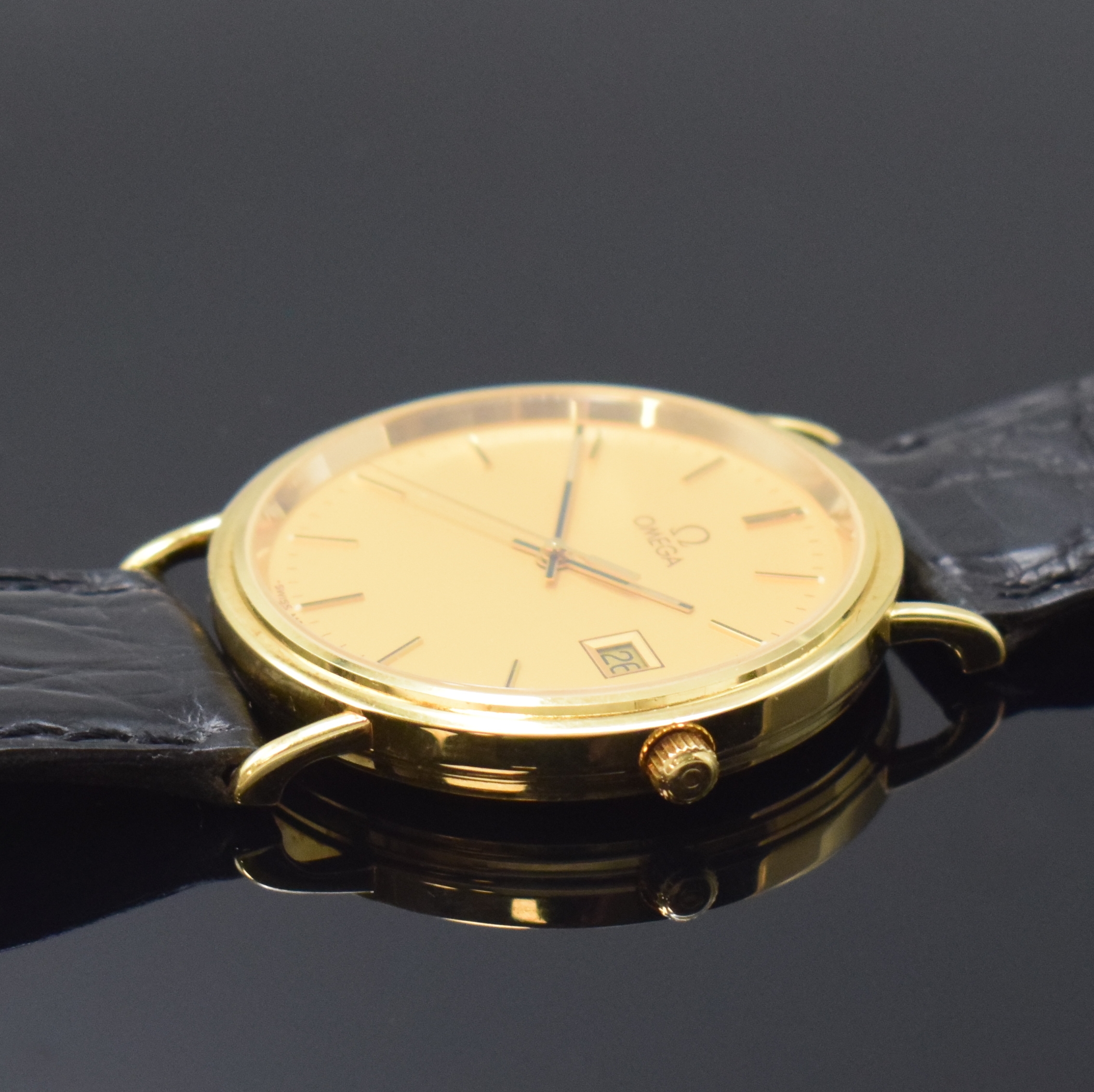 Detail d: OMEGA Herrenarmbanduhr in GG 750/000 Referenz 1967500, Schweiz um 1990, 2-teil. Geh. inkl. orig. Lederband m. verg. orig. Dornschl., Boden aufgedr., ...