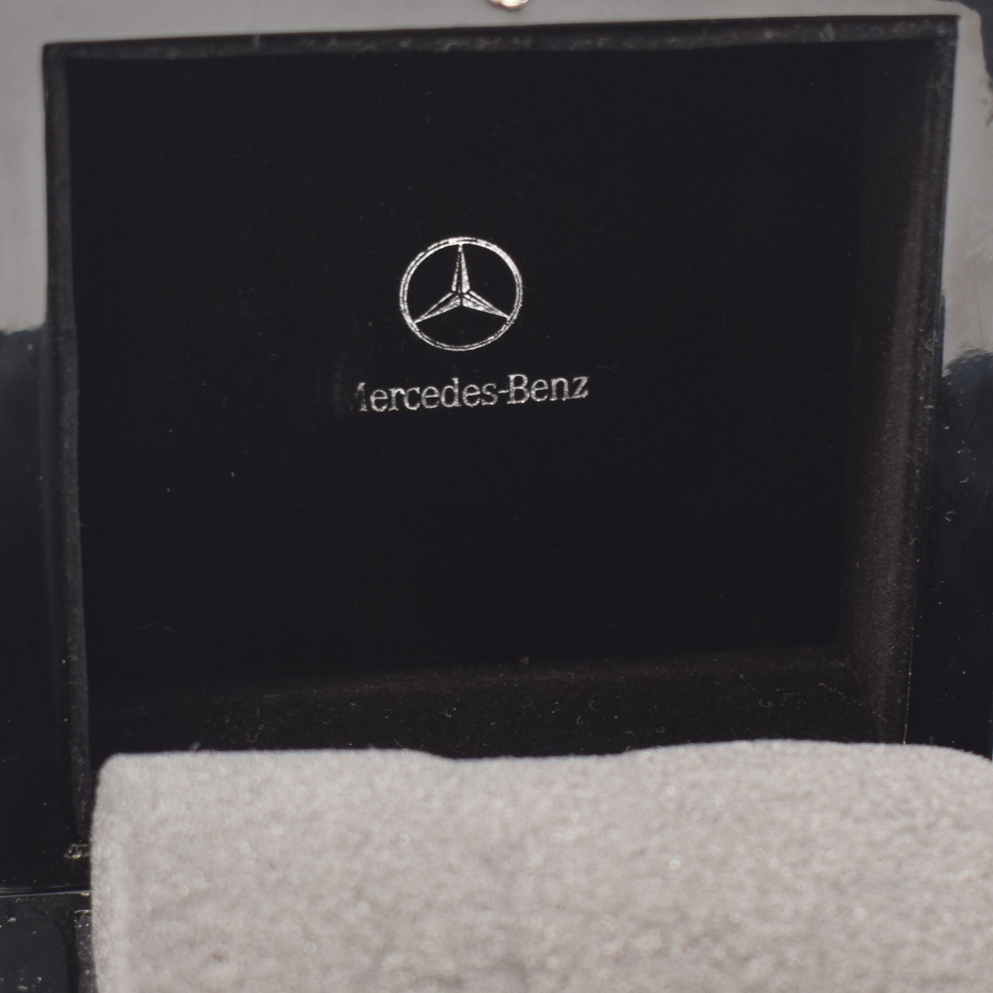Detail e: MERCEDES BENZ Fahrer Information Armbanduhr,Deutschland um 1975, Automatik, Edelstahlgeh. inkl. integr. Gliederband m. Faltschl., Boden aufgedr., ...