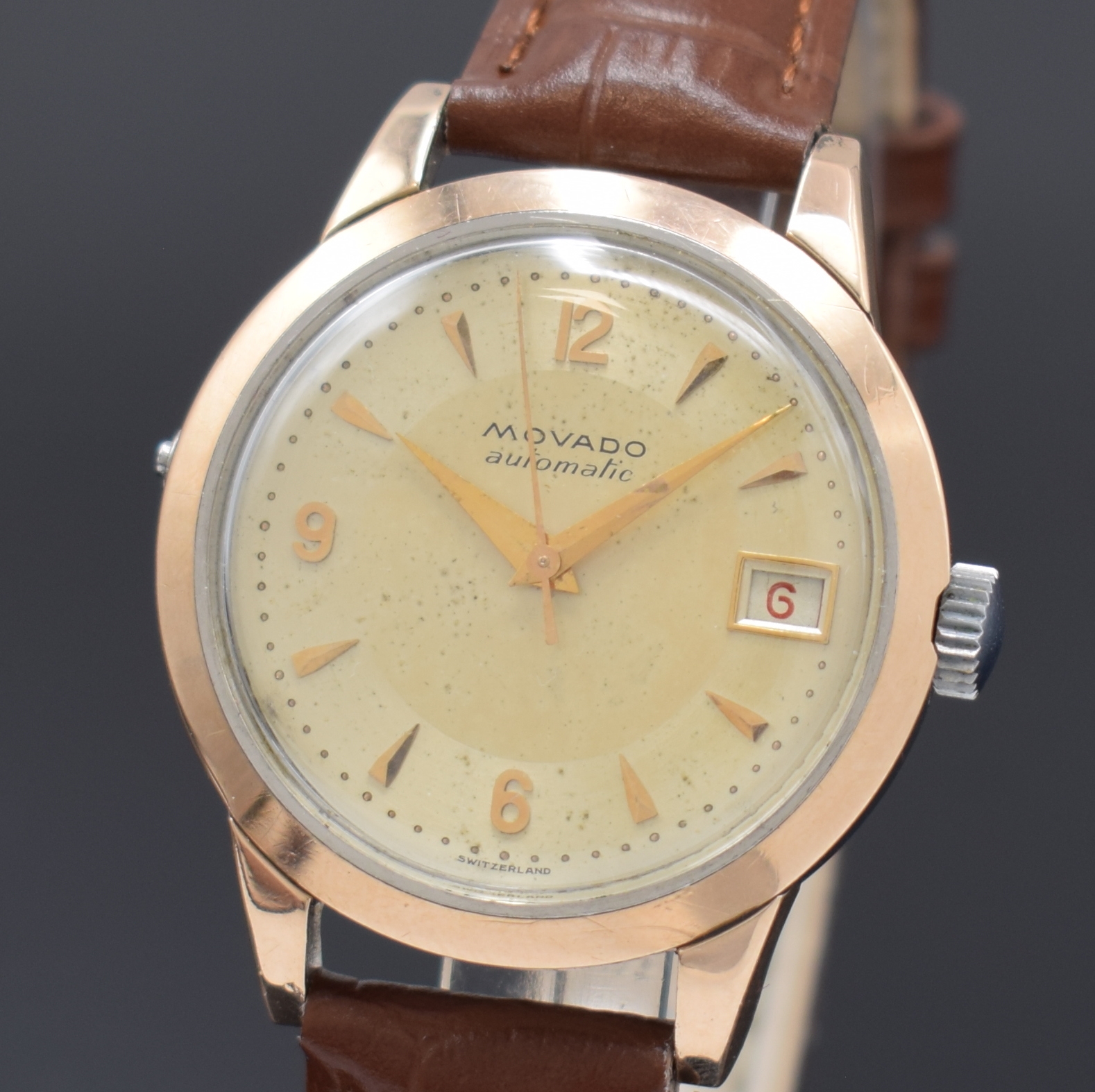 Detail a: MOVADO Herrenarmbanduhr Referenz 16280, Schweiz um 1952, Hammerautomatik, Edelstahlgeh. mit Goldhaube, Boden verschr., Zifferbl. m. aufgel. Indizes ...