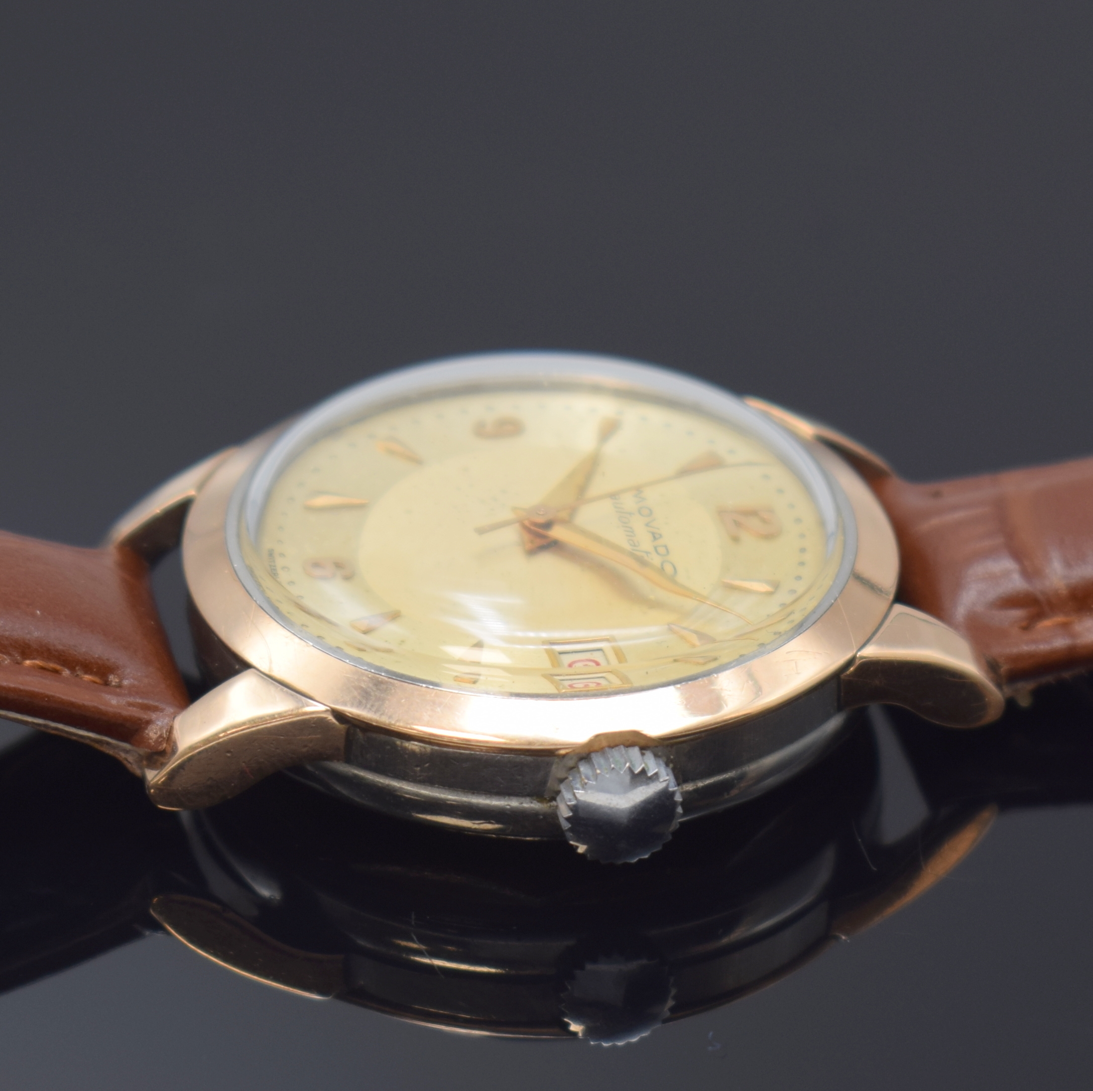 Detail b: MOVADO Herrenarmbanduhr Referenz 16280, Schweiz um 1952, Hammerautomatik, Edelstahlgeh. mit Goldhaube, Boden verschr., Zifferbl. m. aufgel. Indizes ...