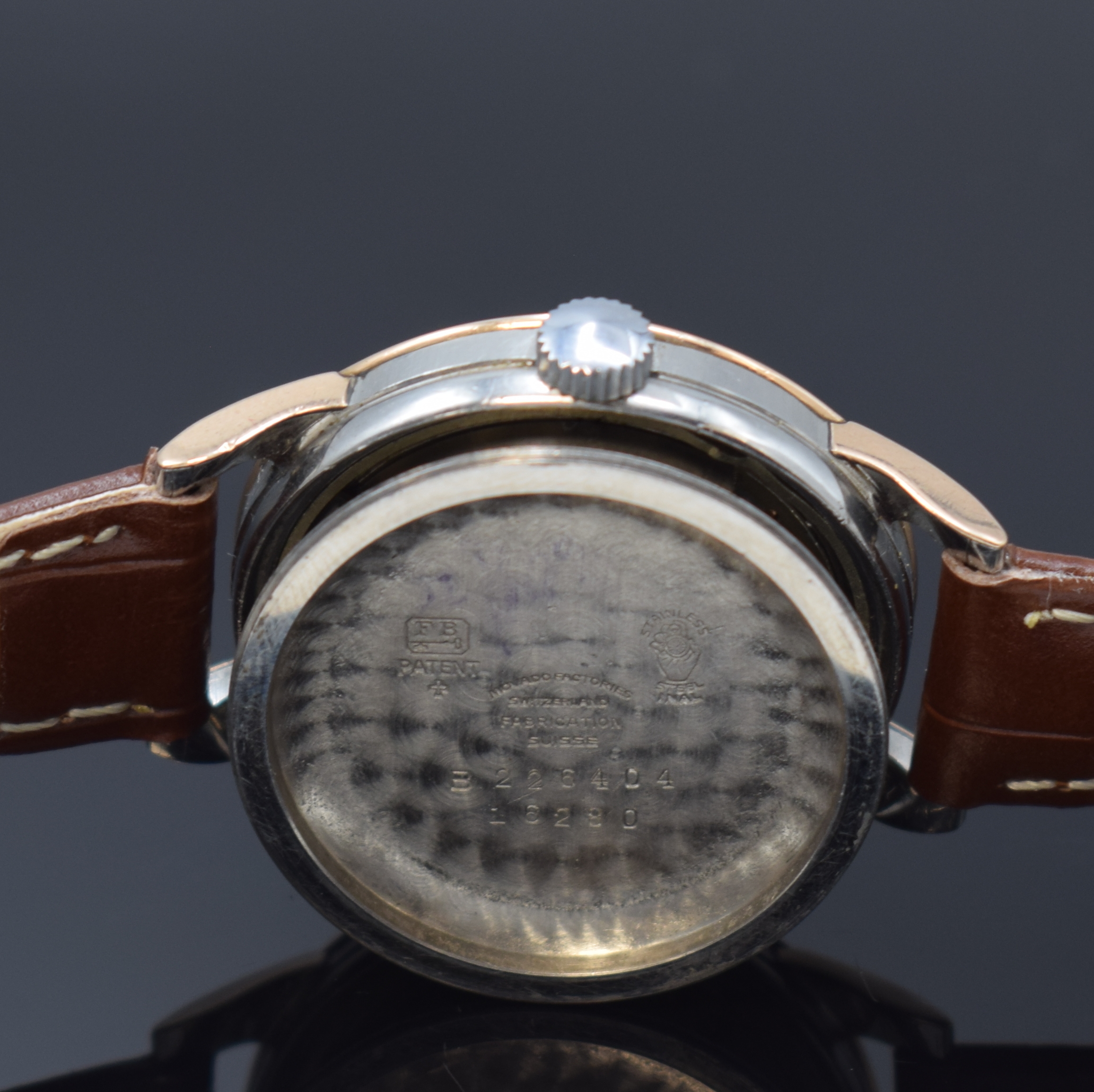 Detail e: MOVADO Herrenarmbanduhr Referenz 16280, Schweiz um 1952, Hammerautomatik, Edelstahlgeh. mit Goldhaube, Boden verschr., Zifferbl. m. aufgel. Indizes ...