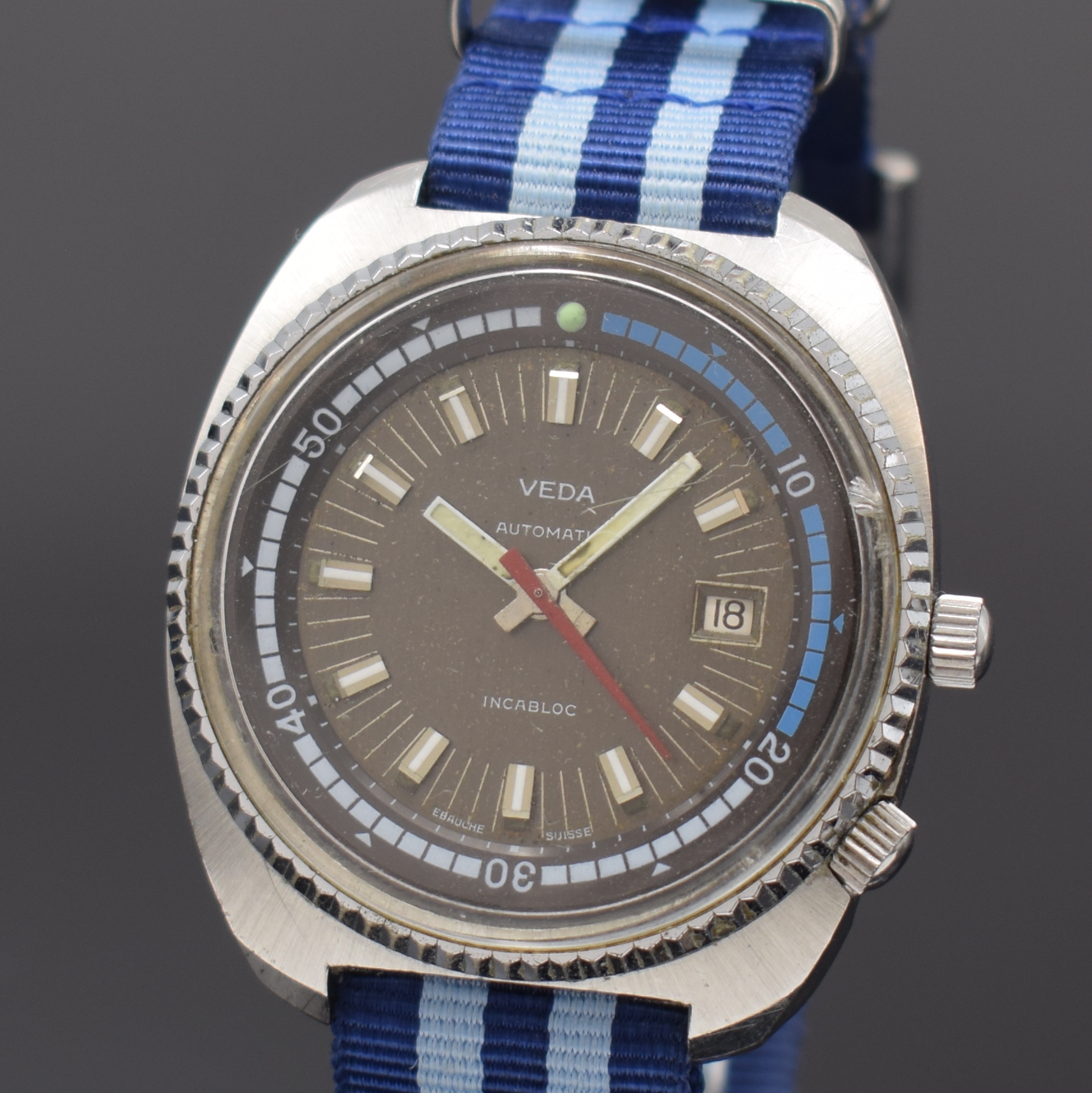 Detail a: VEDA grosse Taucheruhr, Schweiz um 1970, Automatik, Edelstahlgeh., Boden verschr., Zifferbl. m. aufgel. Indizes fl./pat., innen- liegende Lünette ...