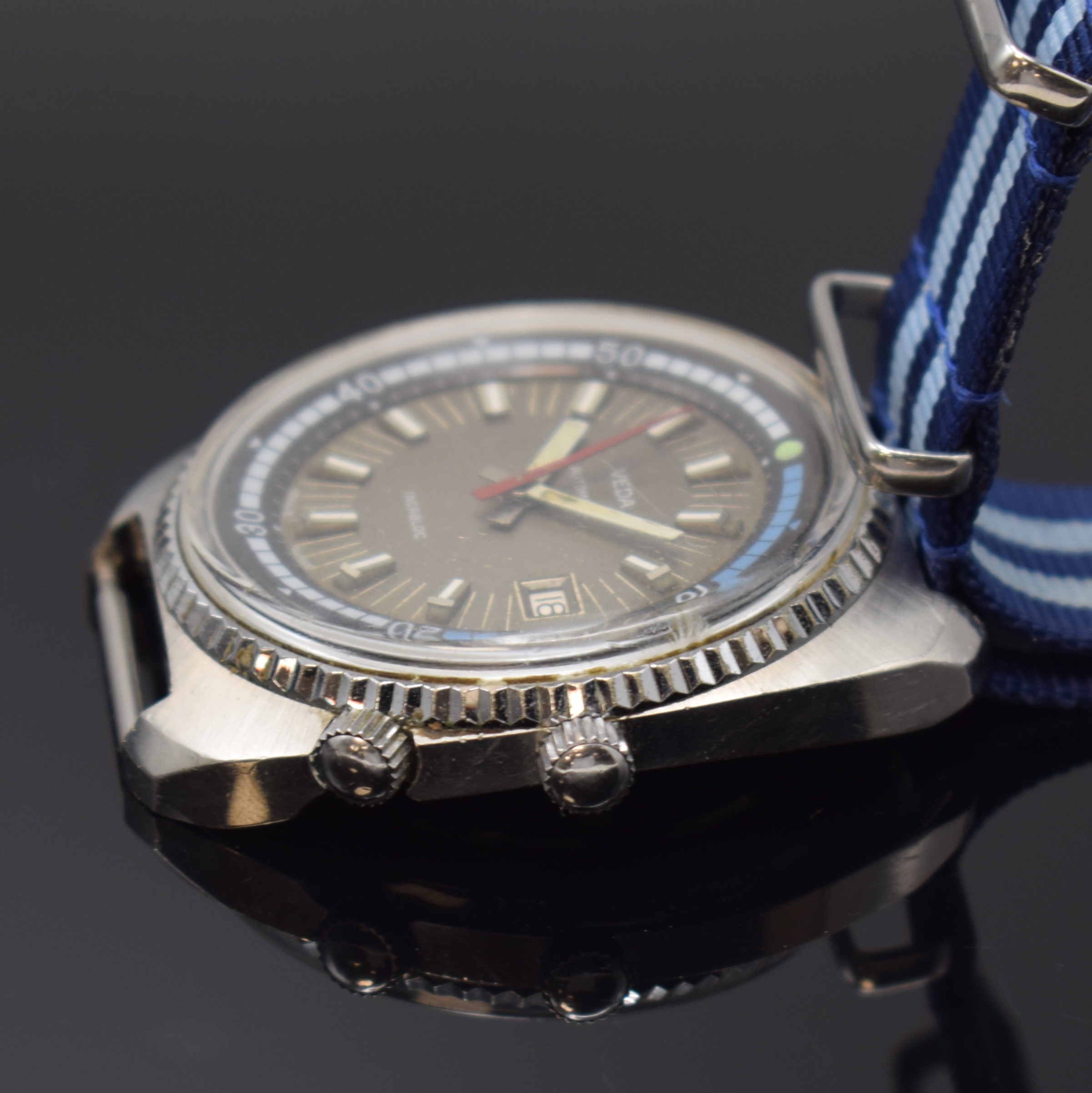 Detail b: VEDA grosse Taucheruhr, Schweiz um 1970, Automatik, Edelstahlgeh., Boden verschr., Zifferbl. m. aufgel. Indizes fl./pat., innen- liegende Lünette ...