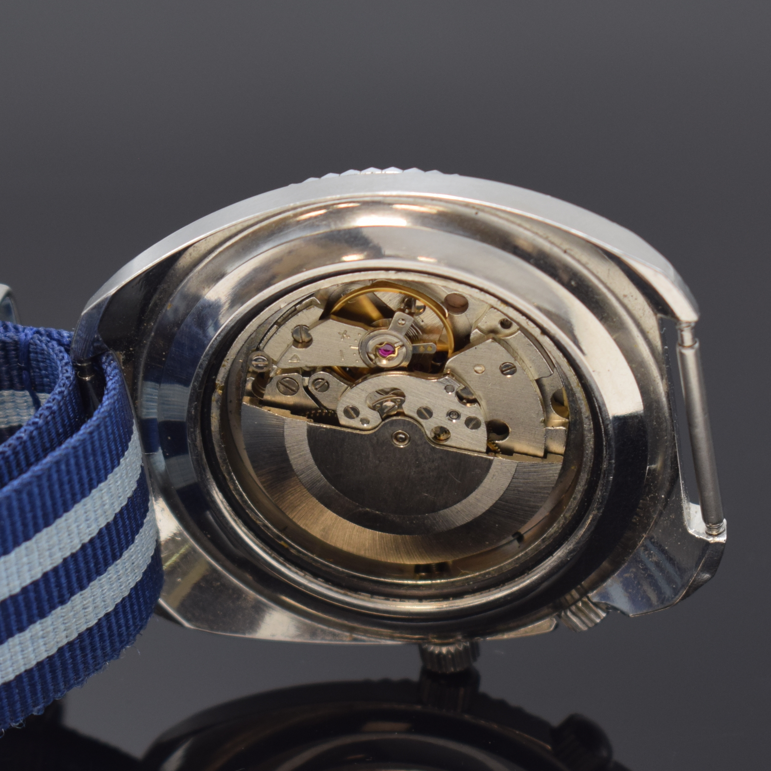 Detail e: VEDA grosse Taucheruhr, Schweiz um 1970, Automatik, Edelstahlgeh., Boden verschr., Zifferbl. m. aufgel. Indizes fl./pat., innen- liegende Lünette ...